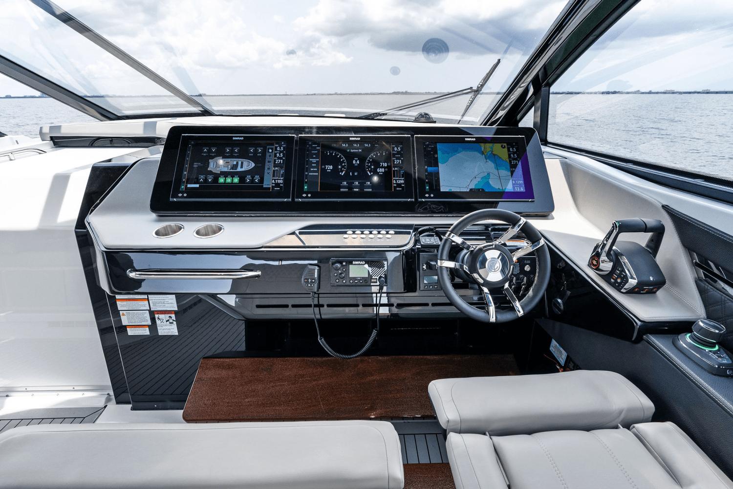 2025-cruisers-yachts-50-gls-outboard-power-9723014-978112282-0-120520250635-57