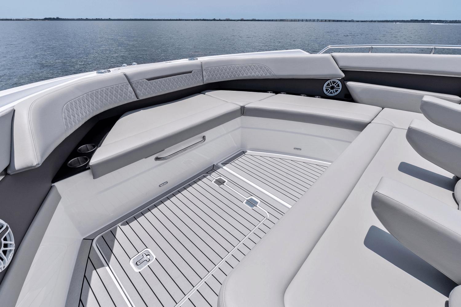2025-cruisers-yachts-50-gls-outboard-power-9723014-978112283-0-120520250635-71