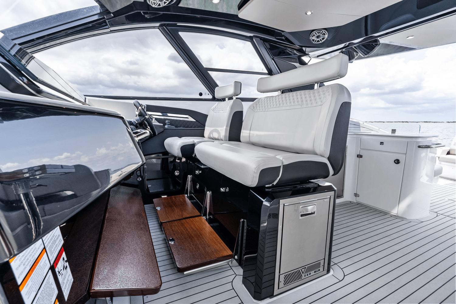 2025-cruisers-yachts-50-gls-outboard-power-9723014-978112285-0-120520250635-59