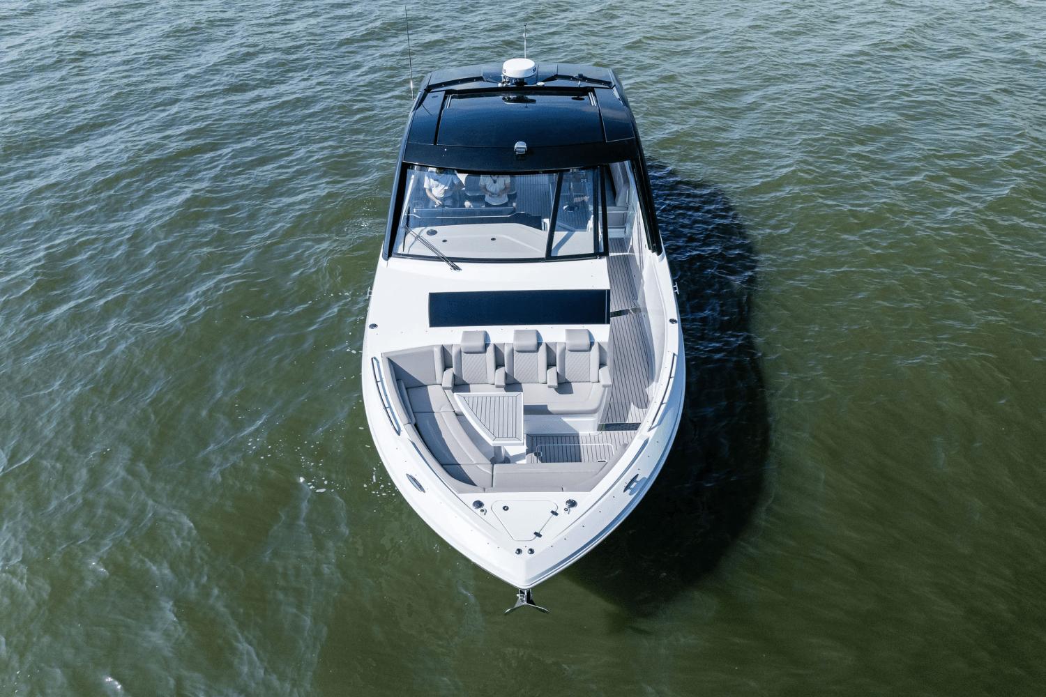 2025-cruisers-yachts-50-gls-outboard-power-9723014-978112286-0-120520250634-5