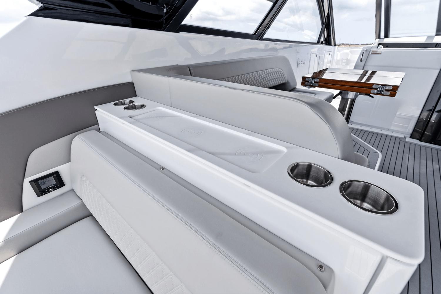 2025-cruisers-yachts-50-gls-outboard-power-9723014-978112287-0-120520250634-29