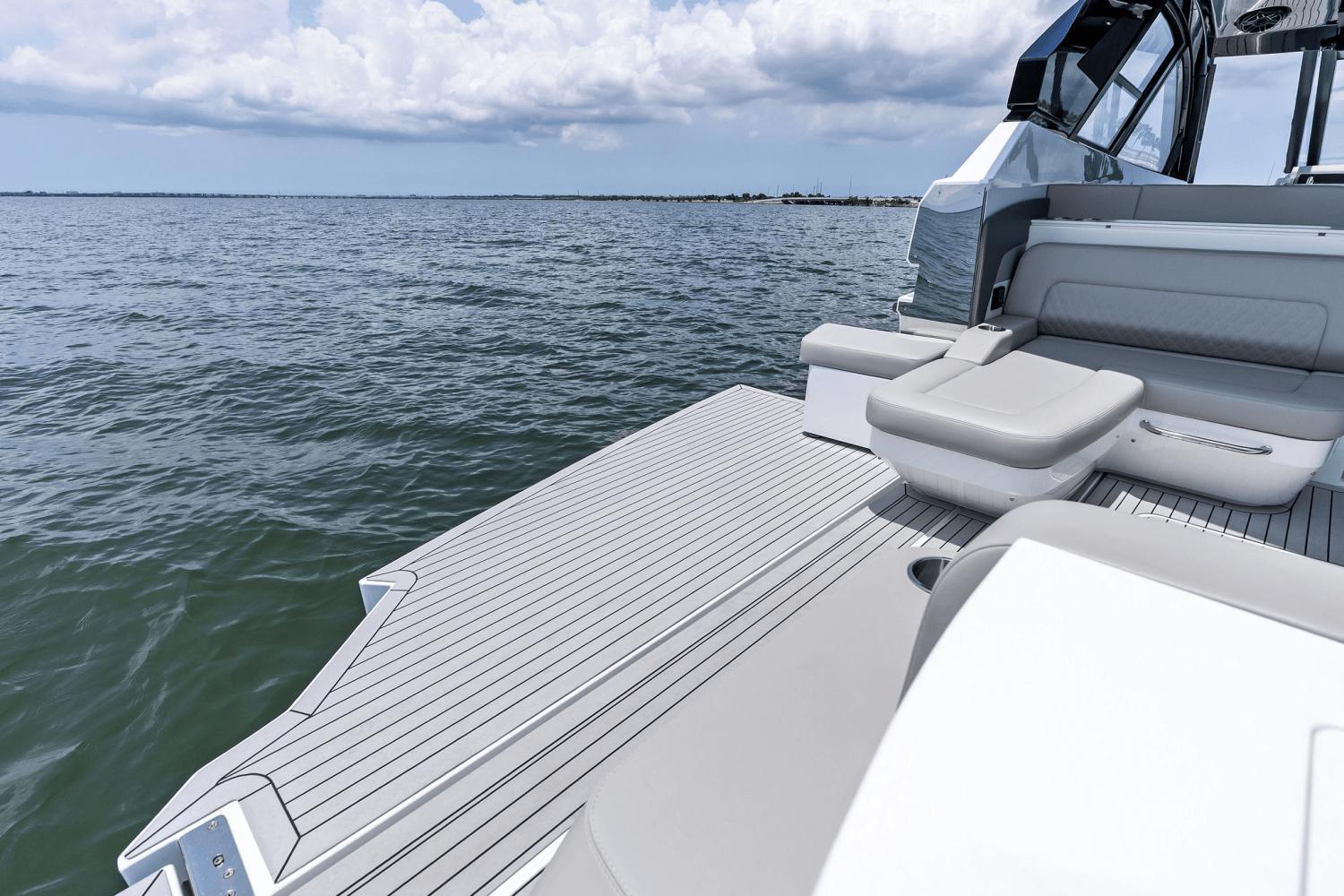 2025-cruisers-yachts-50-gls-outboard-power-9723014-978112292-0-120520250634-38