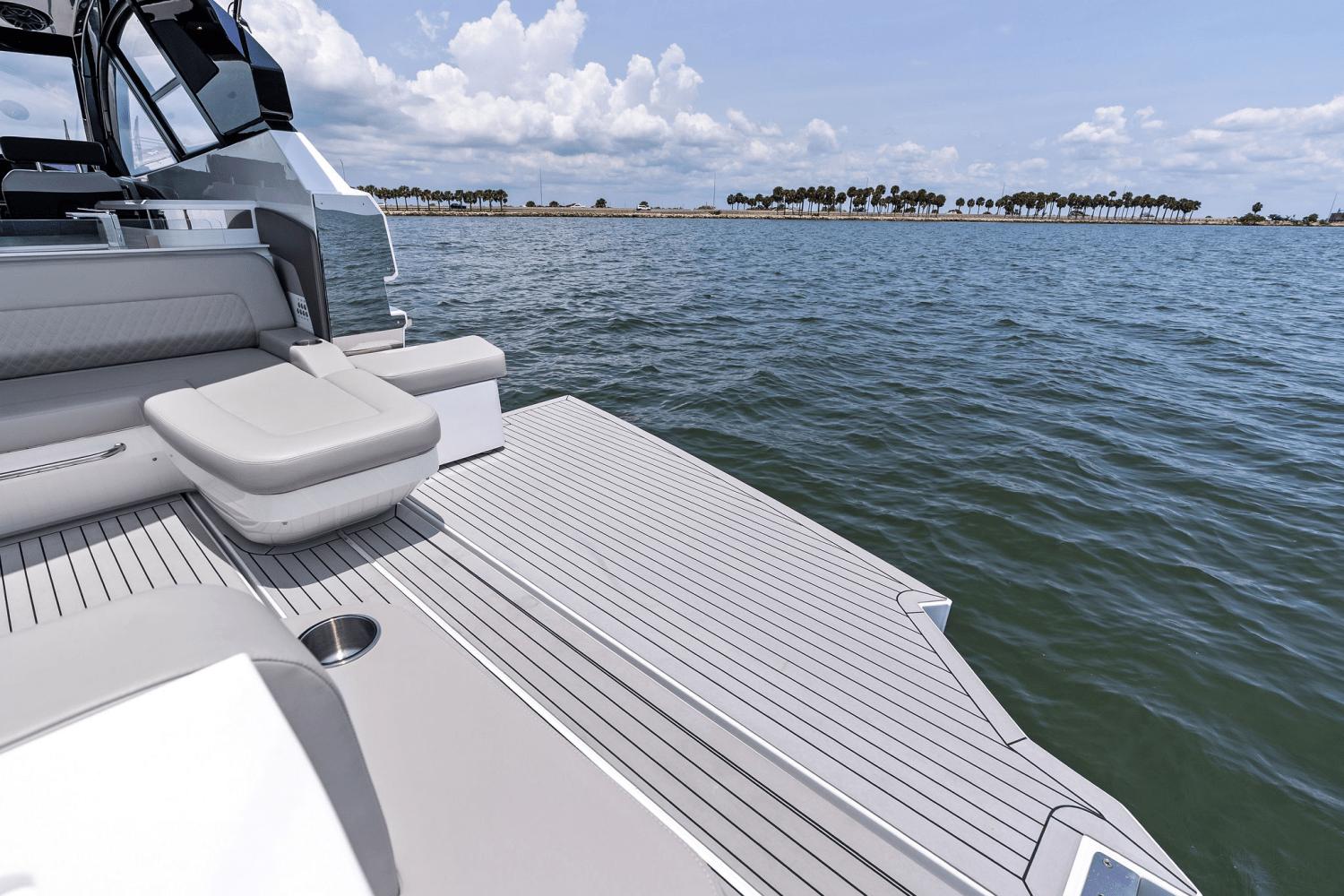 2025-cruisers-yachts-50-gls-outboard-power-9723014-978112294-0-120520250634-37