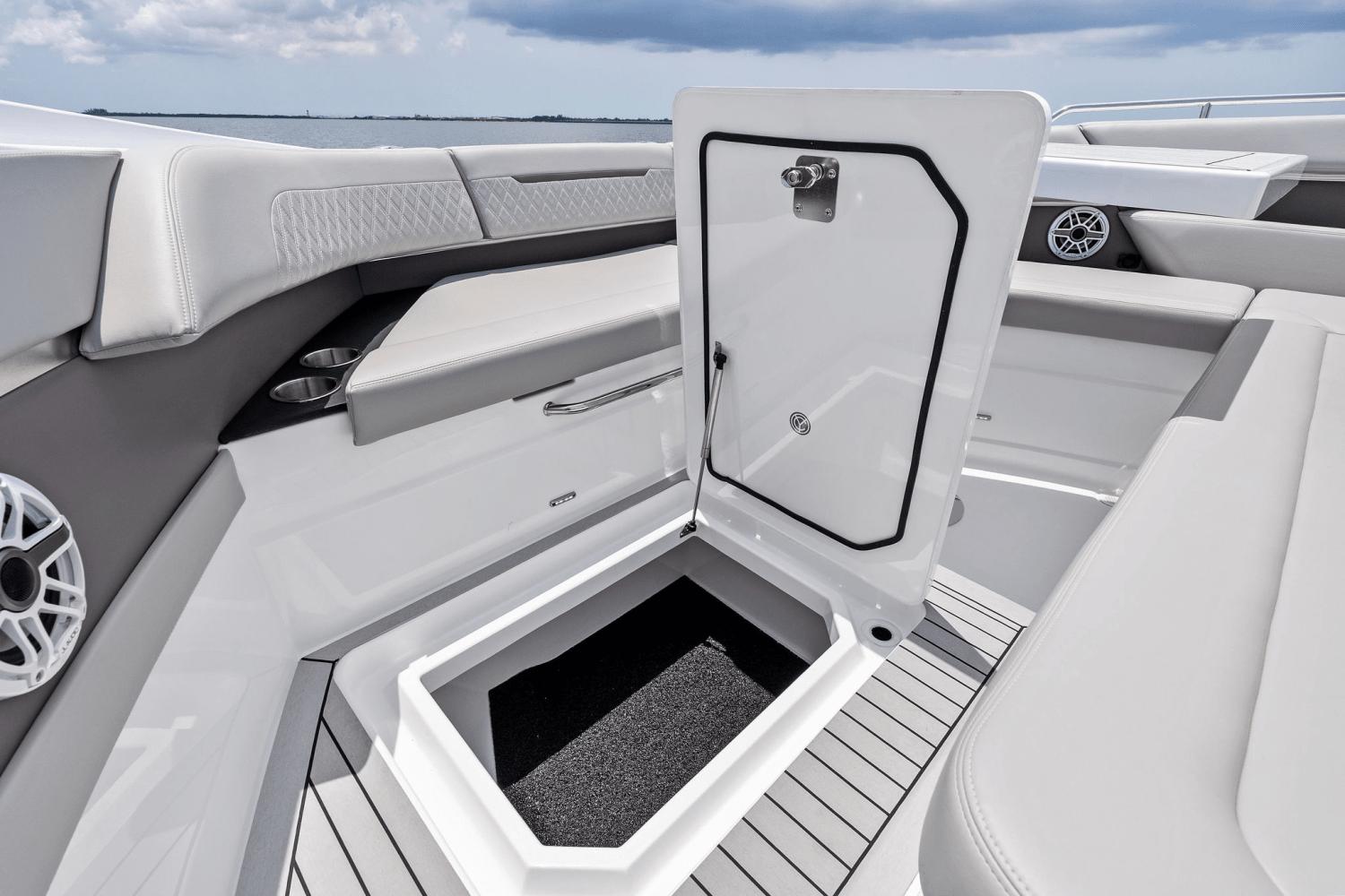 2025-cruisers-yachts-50-gls-outboard-power-9723014-978112297-0-120520250635-68