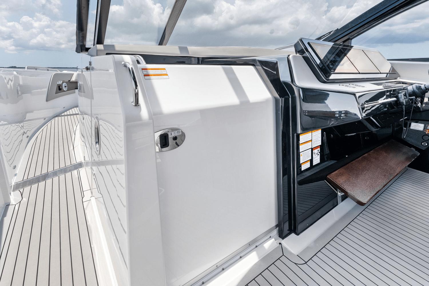 2025-cruisers-yachts-50-gls-outboard-power-9723014-978112299-0-120520250635-64