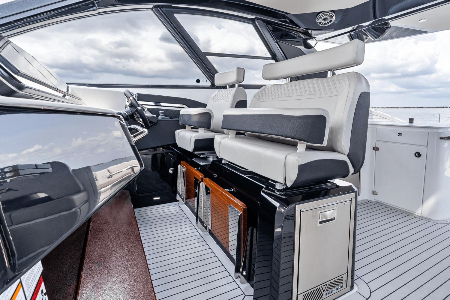 2025-cruisers-yachts-50-gls-outboard-power-9723014-978112300-0-120520250635-60