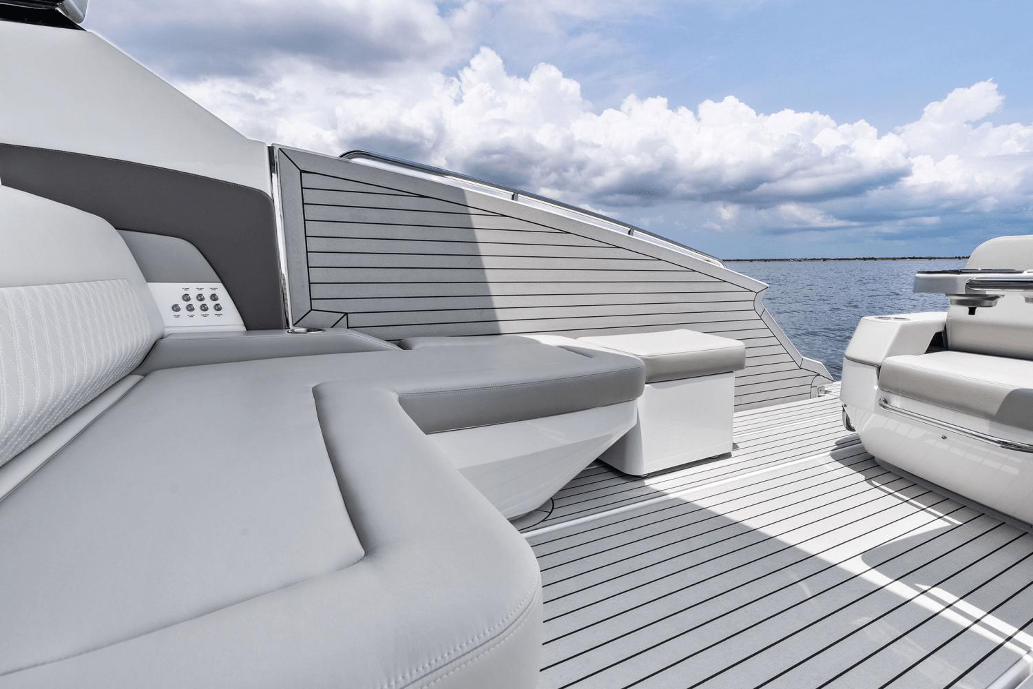 2025-cruisers-yachts-50-gls-outboard-power-9723014-978112301-0-120520250635-53