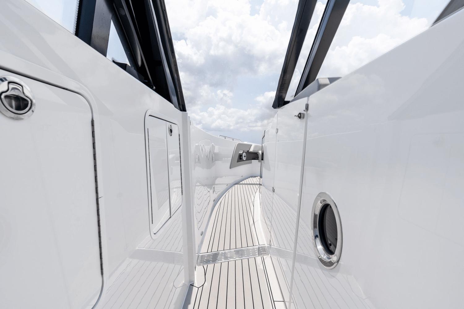 2025-cruisers-yachts-50-gls-outboard-power-9723014-978112309-0-120520250635-63