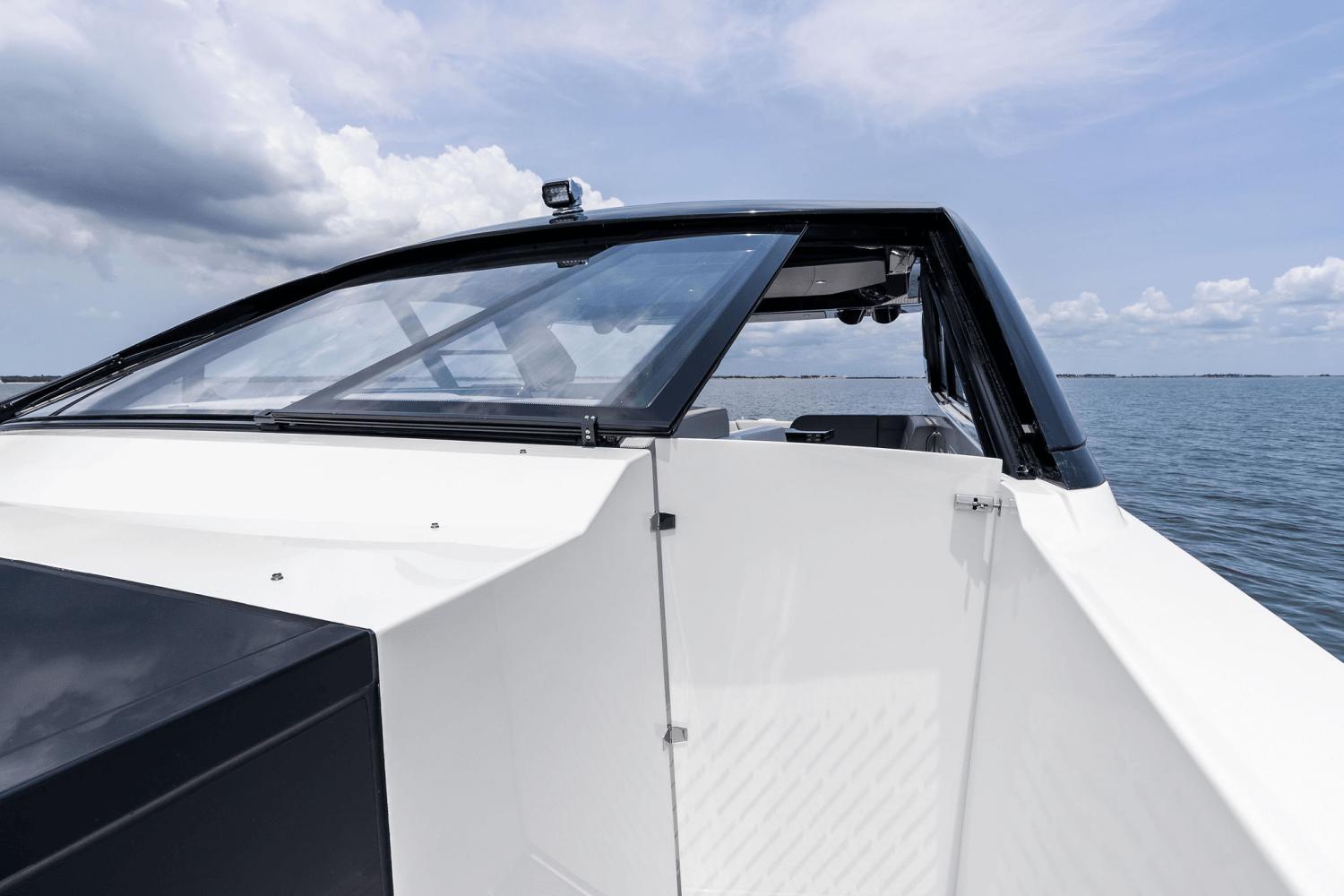 2025-cruisers-yachts-50-gls-outboard-power-9723014-978112310-0-120520250635-74