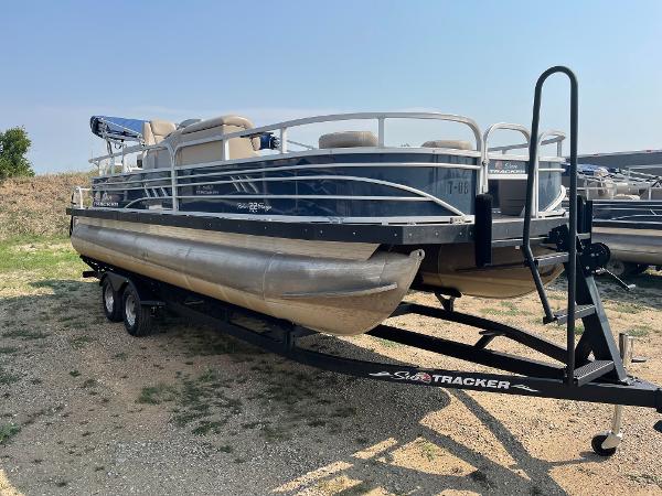 2020 Sun Tracker boat for sale, model of the boat is FISHIN BARGE 22DLX & Image # 2 of 11