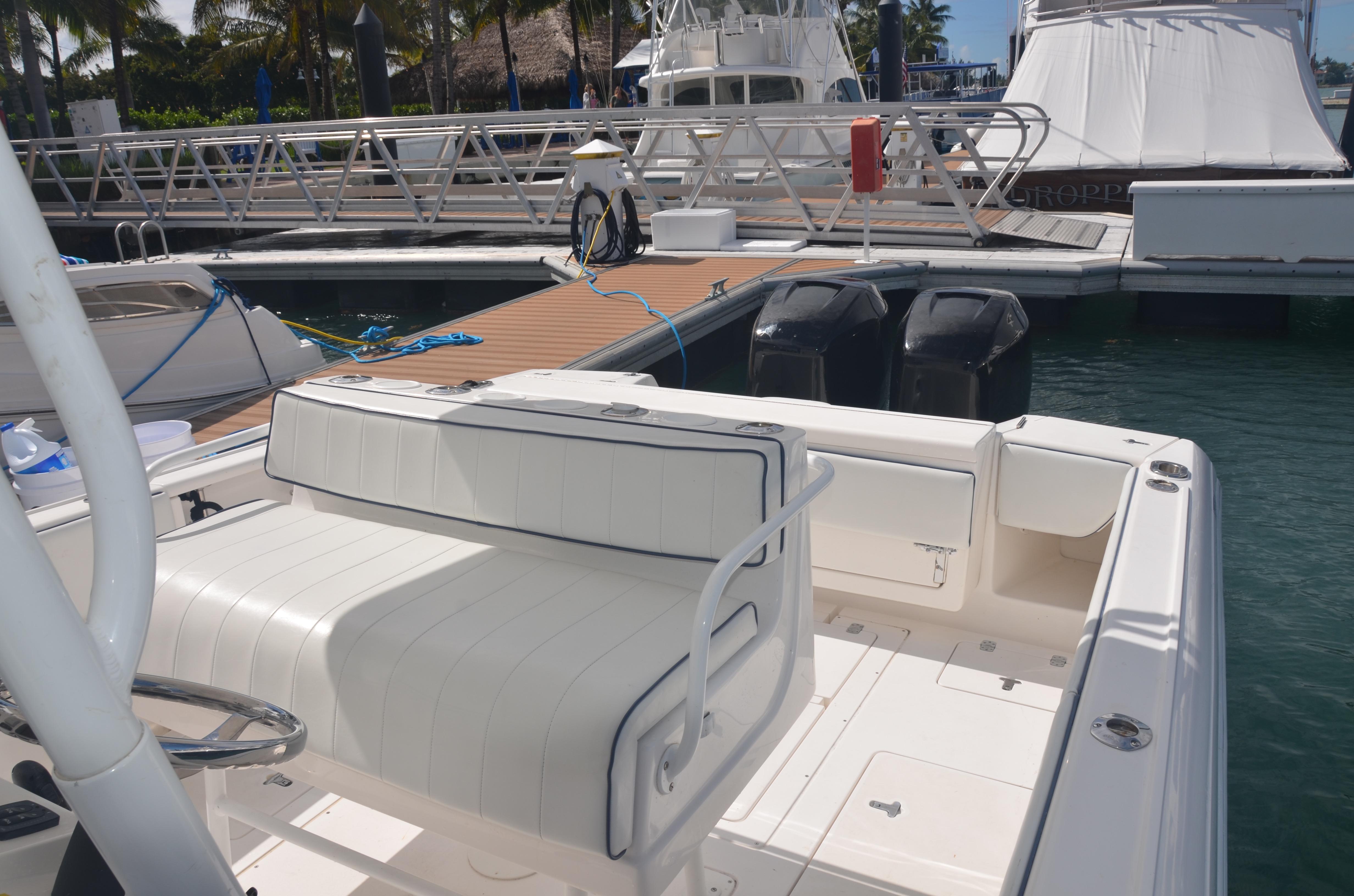 Intrepid 30 CC - Helm Seating