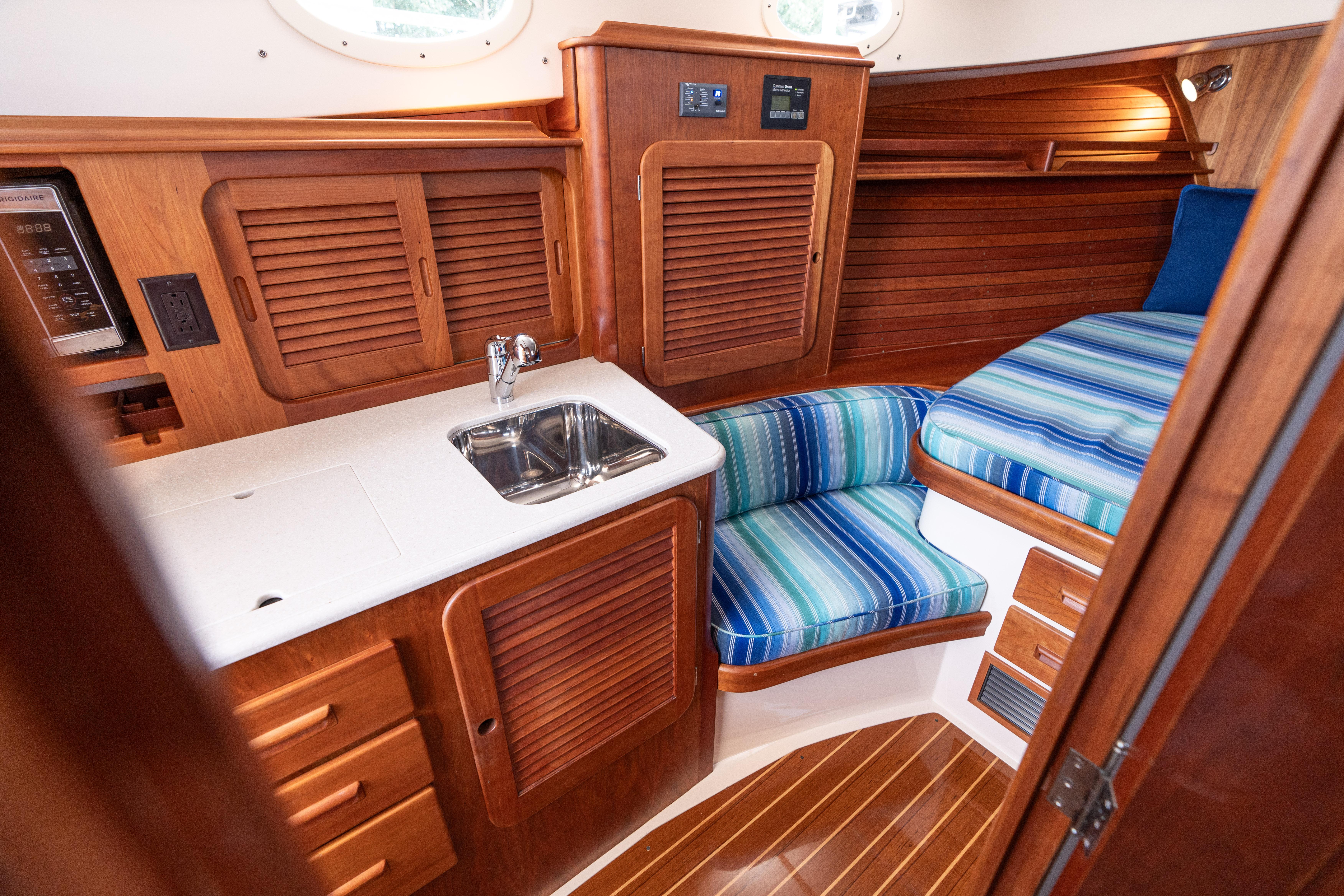 2015-hinckley-picnic-boat-37-mkiii-power-9853063-20250626145745405-1