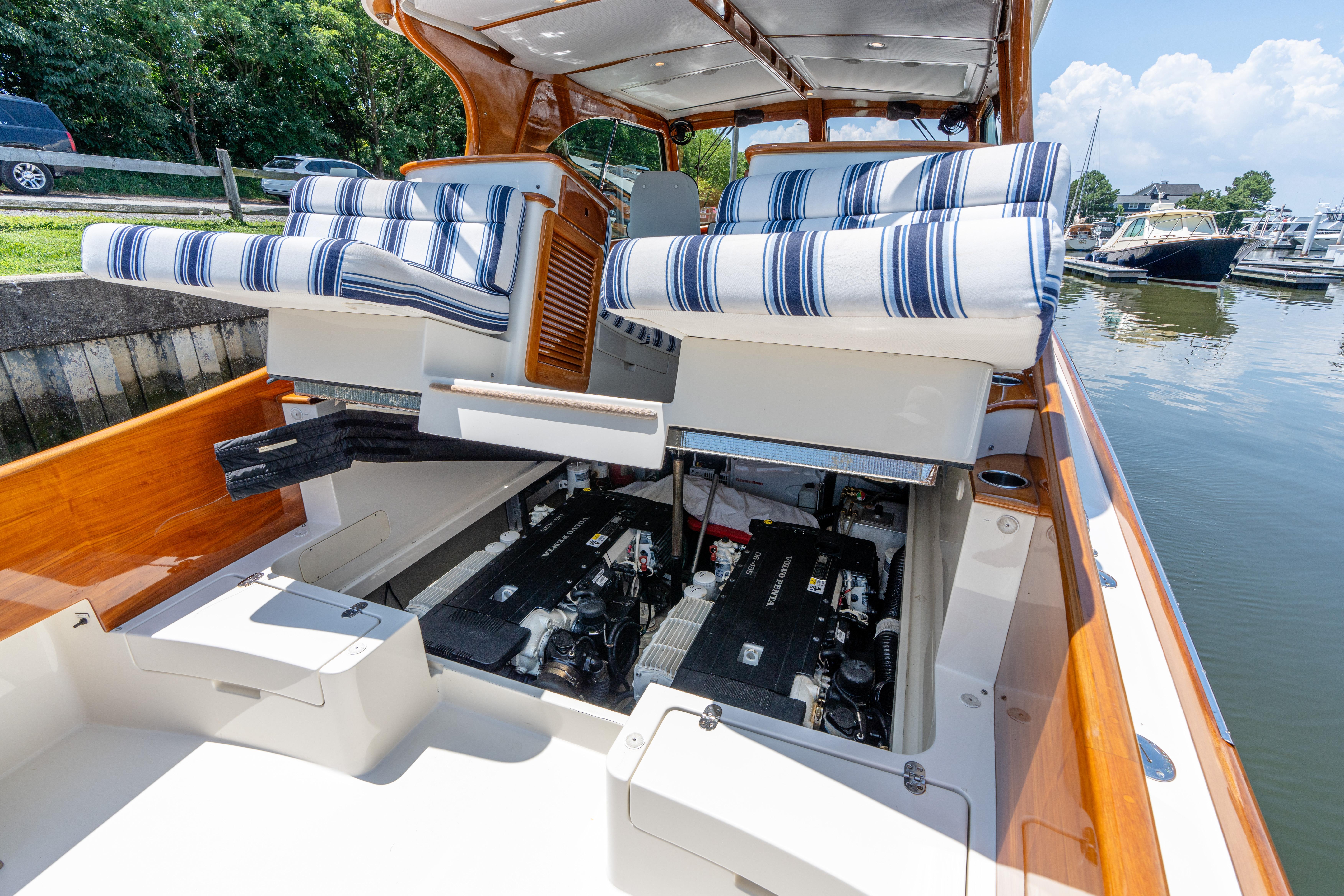 2015-hinckley-picnic-boat-37-mkiii-power-9853063-20250626145826748-1