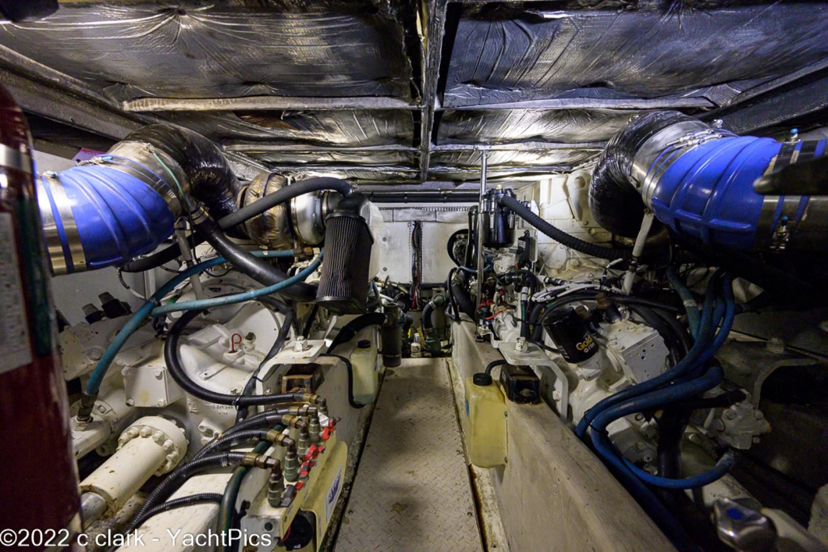 Sea Ray 52 - Engine Room