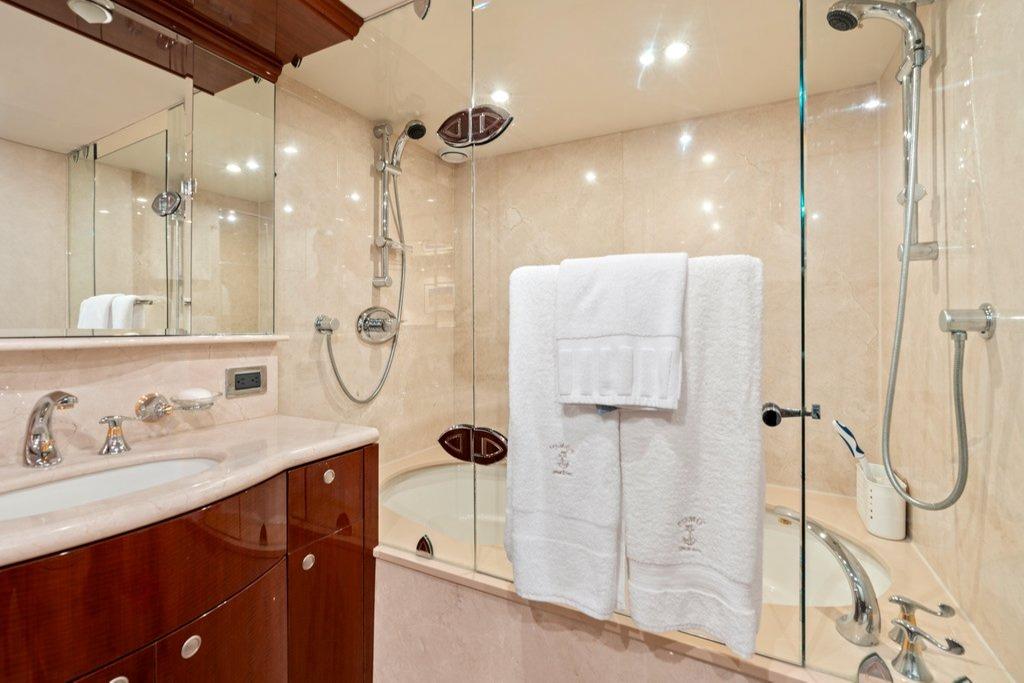 Lazzara 80 Fomo2 - Master Stateroom Shower and Tub