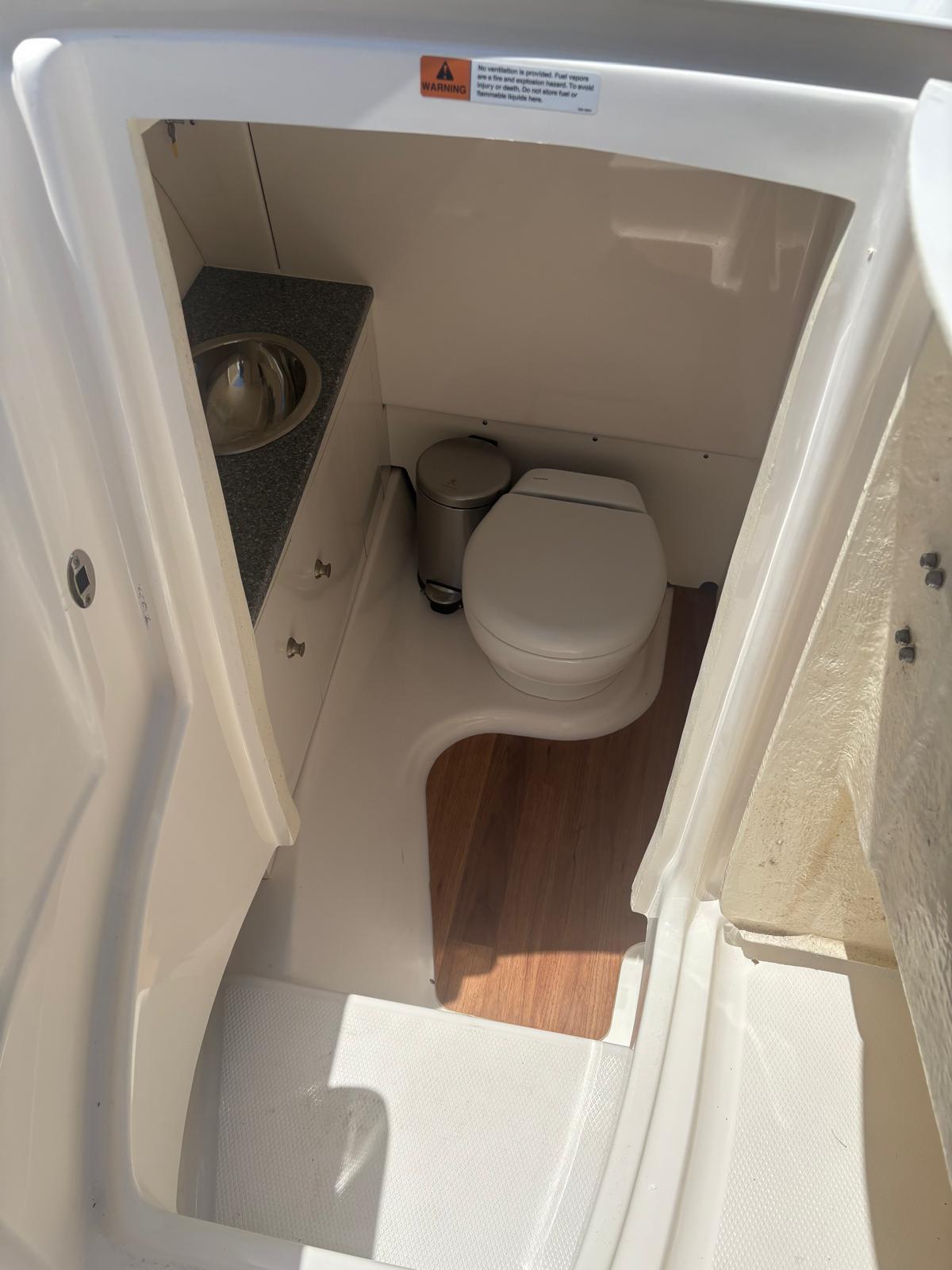 2022-robalo-r317-dual-console-power-9803125-20250520184006773-1_XLARGE