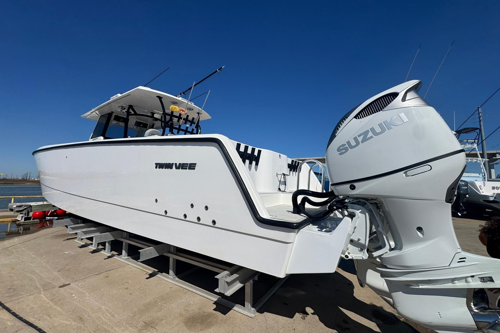 2023 Twin Vee 400 GFX CC