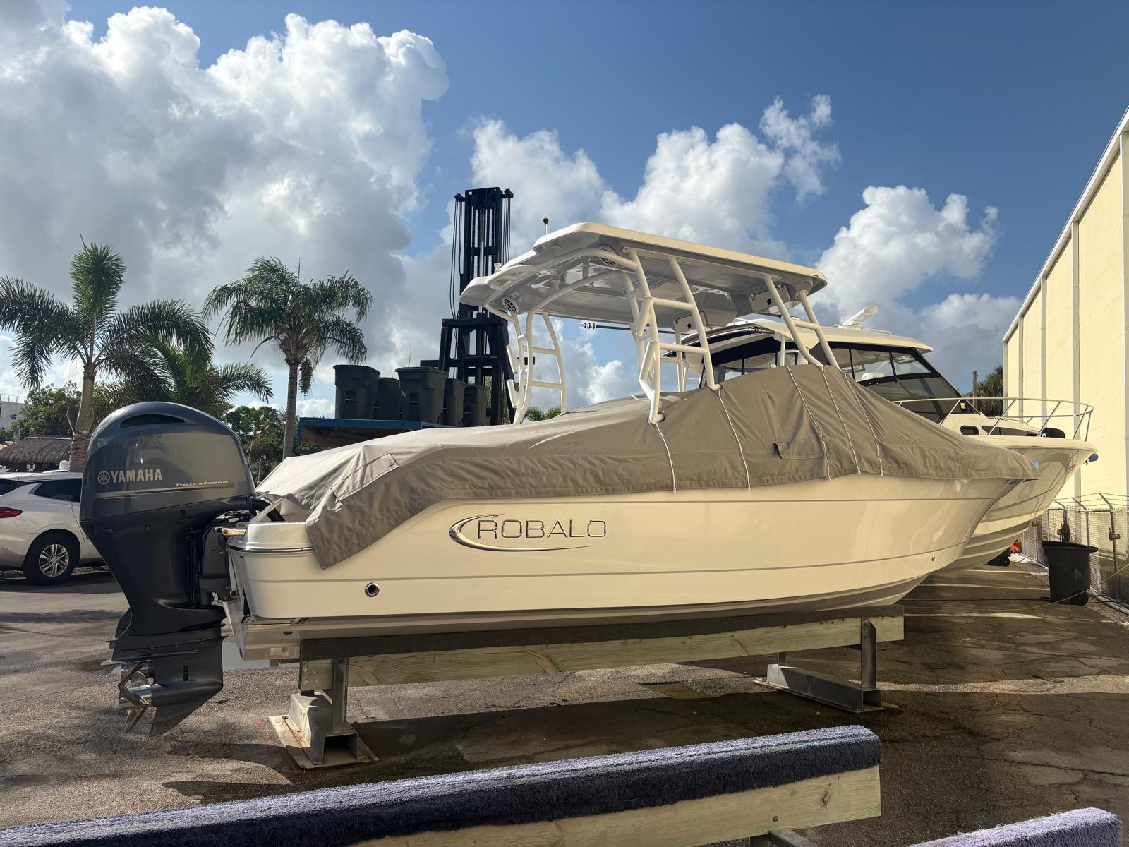 2021-robalo-r247-dual-console-power-9783141-20250505152733496-1_XLARGE