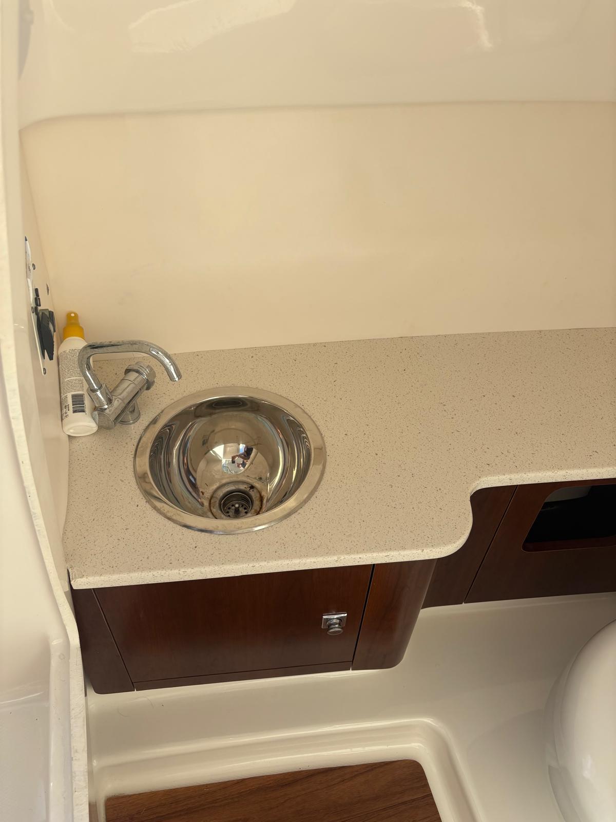 2021-robalo-r247-dual-console-power-9783141-20250505152735434-1_XLARGE