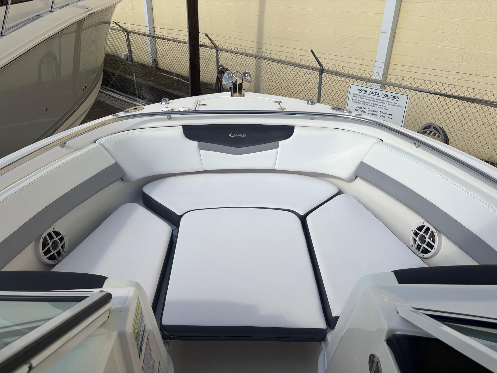 2021-robalo-r247-dual-console-power-9783141-20250505152736464-1_XLARGE