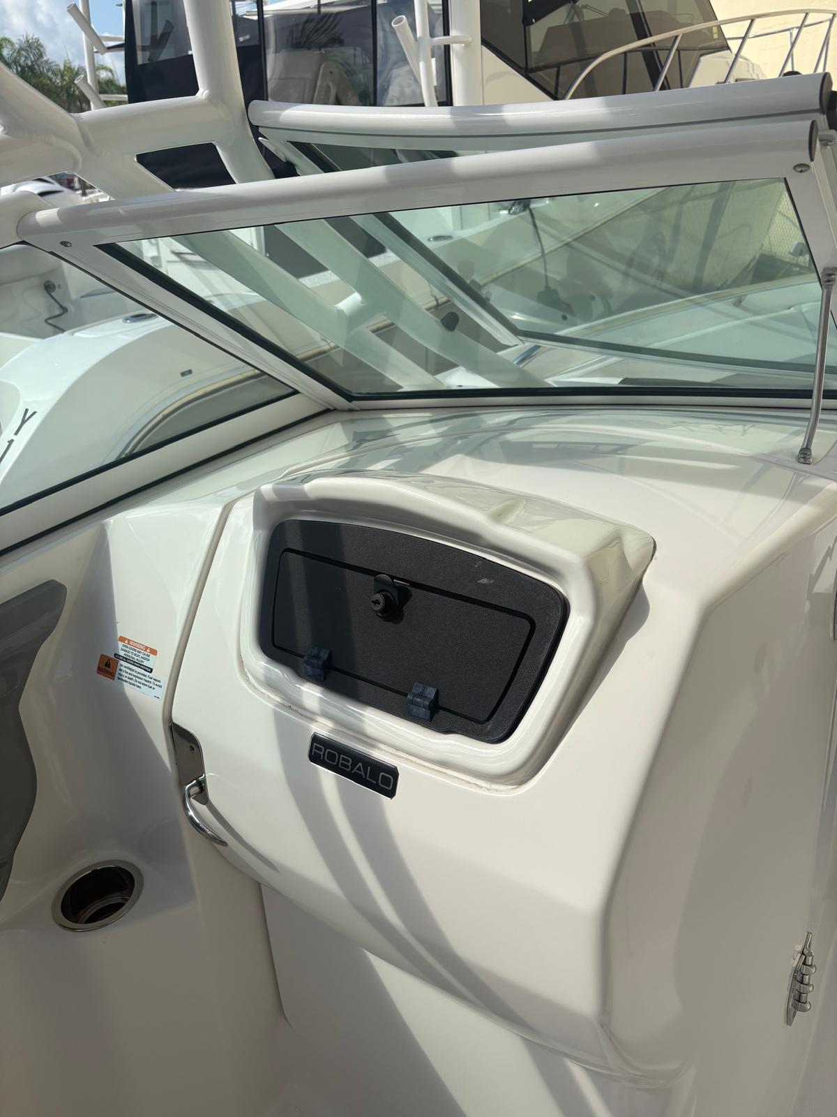 2021-robalo-r247-dual-console-power-9783141-20250505152741471-1_XLARGE