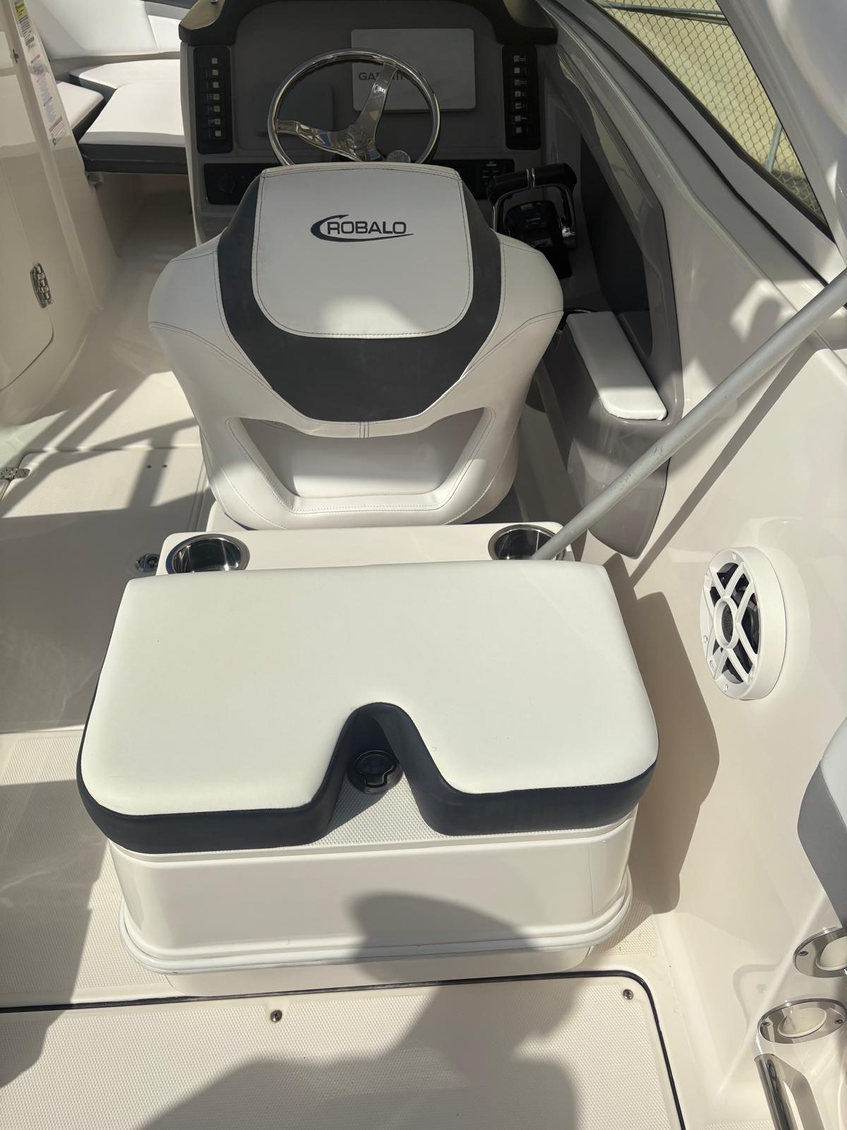 2021-robalo-r247-dual-console-power-9783141-20250505152743519-1_XLARGE