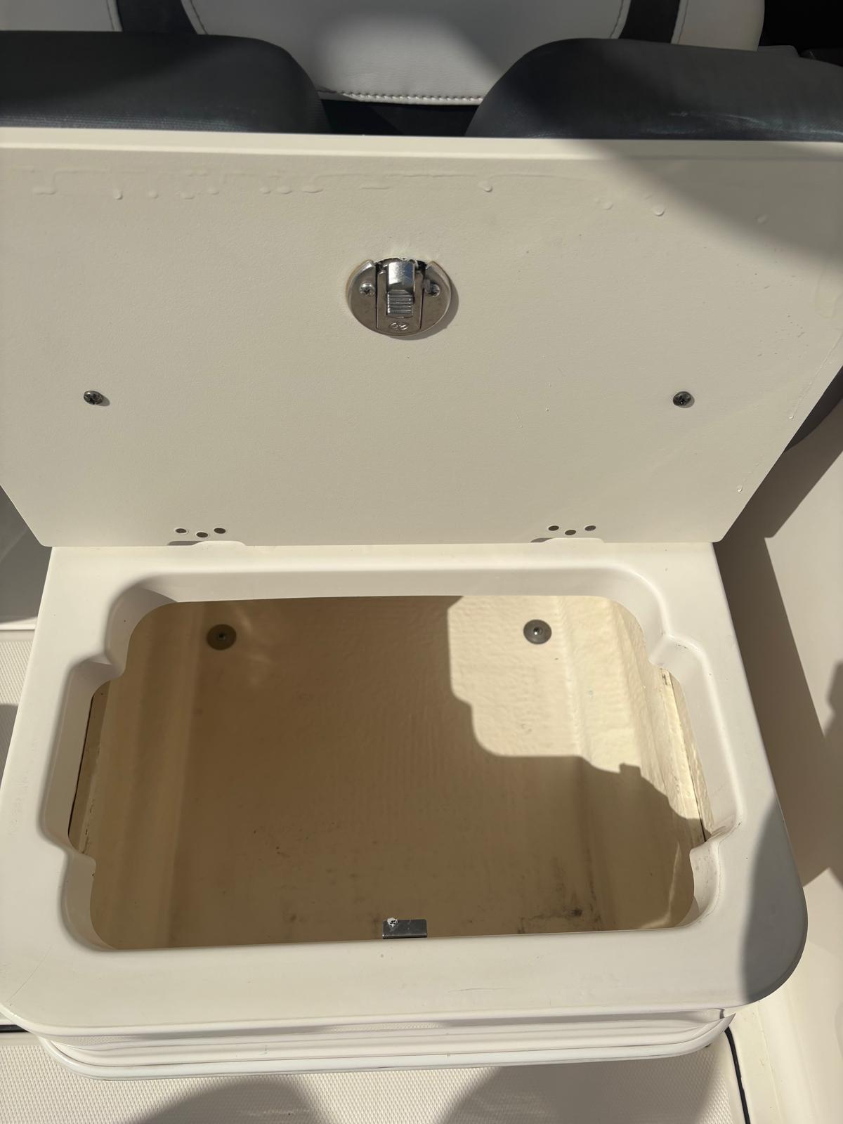 2021-robalo-r247-dual-console-power-9783141-20250505152744465-1_XLARGE