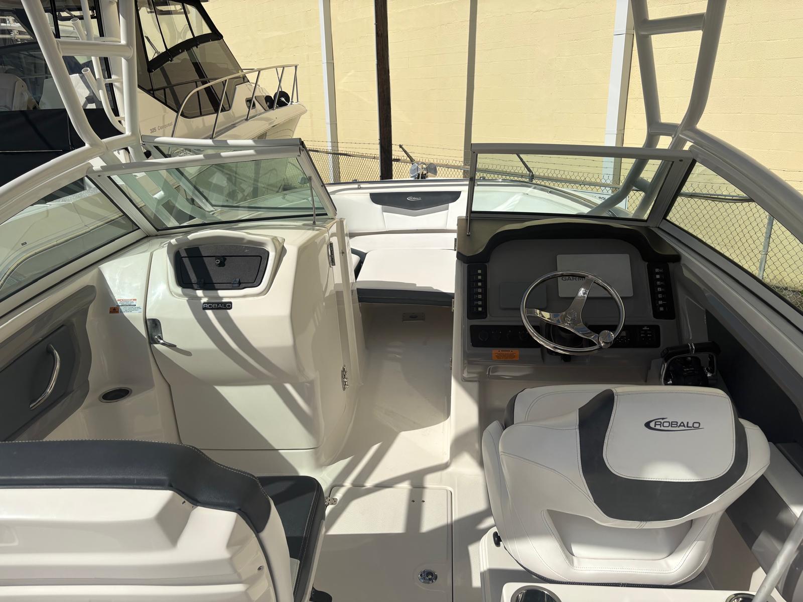 2021-robalo-r247-dual-console-power-9783141-20250505152745500-1_XLARGE