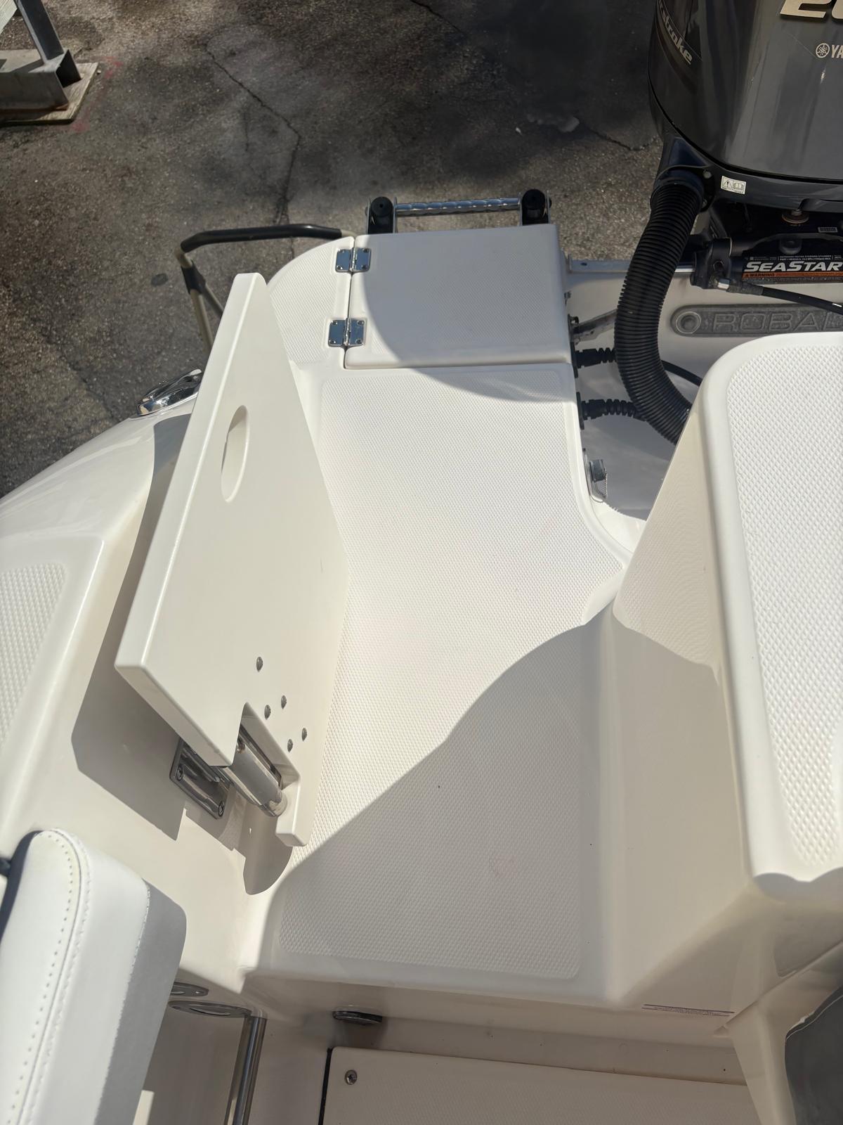 2021-robalo-r247-dual-console-power-9783141-20250505152746517-1_XLARGE