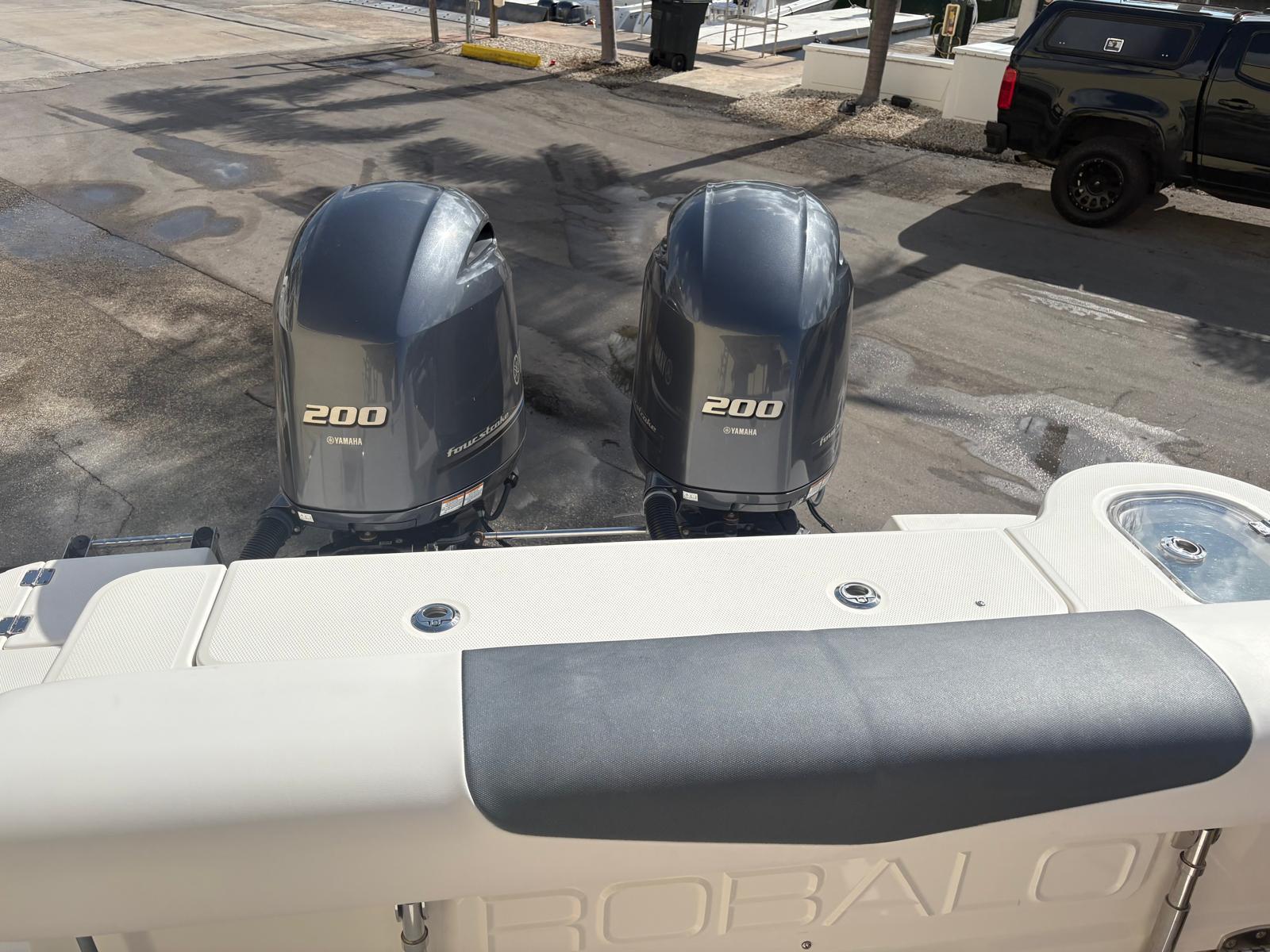 2021-robalo-r247-dual-console-power-9783141-20250505152747521-1_XLARGE
