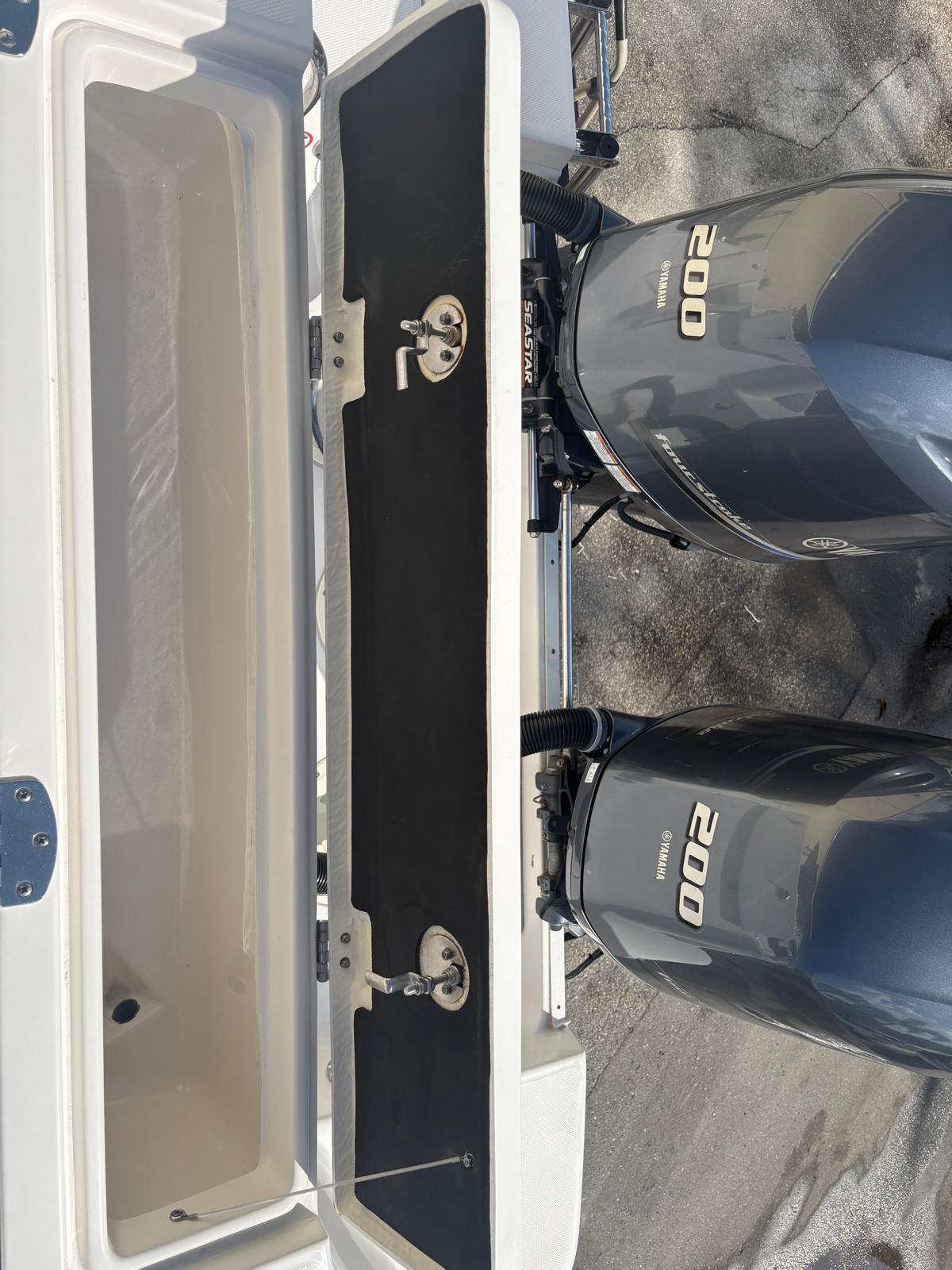 2021-robalo-r247-dual-console-power-9783141-20250505152750596-1_XLARGE
