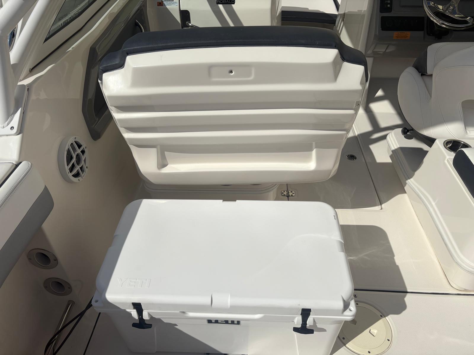 2021-robalo-r247-dual-console-power-9783141-20250505152751580-1_XLARGE