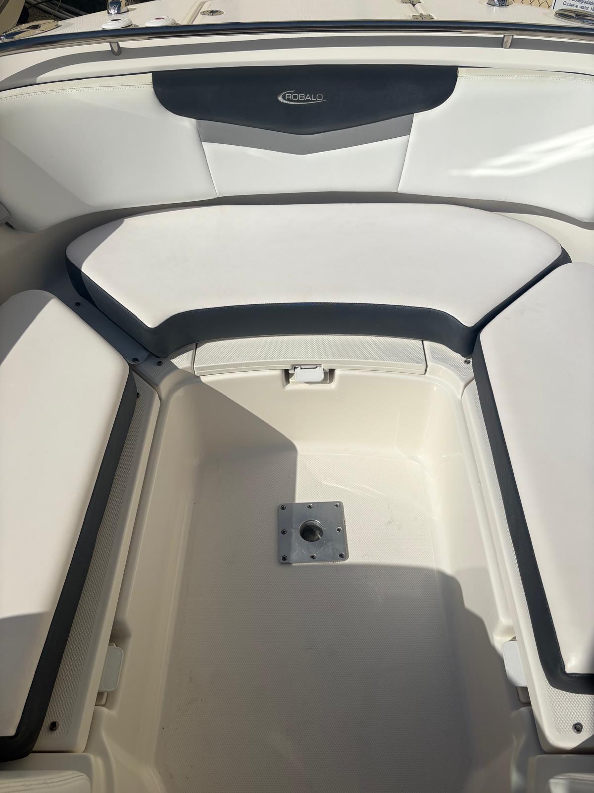 2021-robalo-r247-dual-console-power-9783141-20250505152756579-1_XLARGE