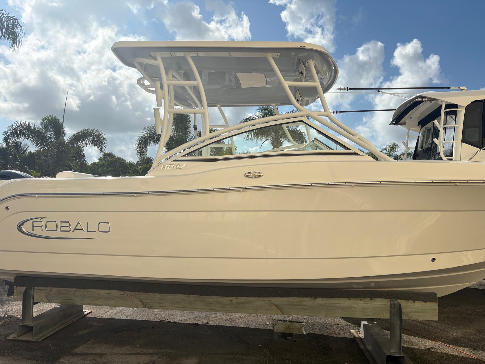 2021-robalo-r247-dual-console-power-9783141-20250505152759623-1_XLARGE