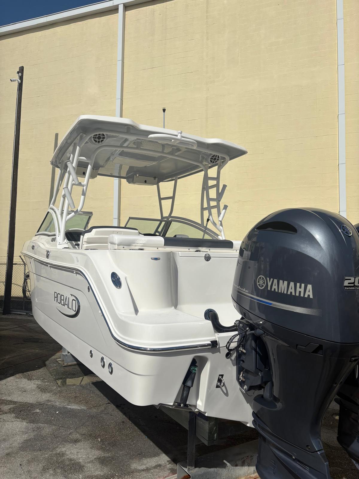 2021-robalo-r247-dual-console-power-9783141-20250505152800648-1_XLARGE