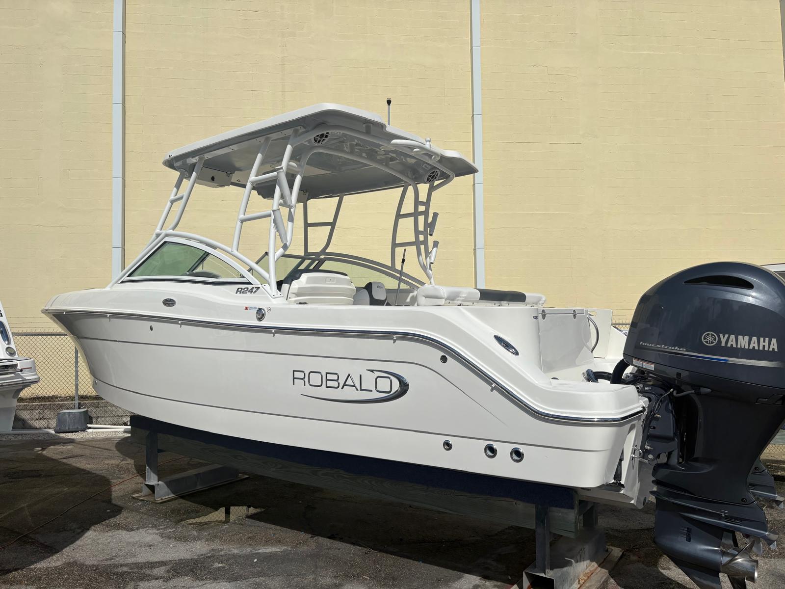 2021-robalo-r247-dual-console-power-9783141-20250505152803662-1_XLARGE