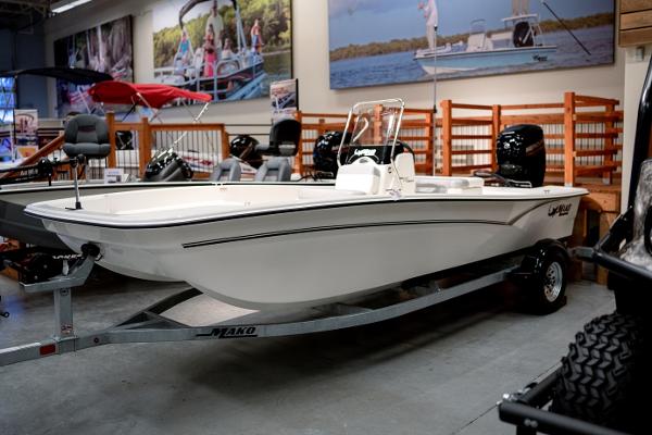 2022 Mako boat for sale, model of the boat is Pro Skiff 17 CC & Image # 3 of 33