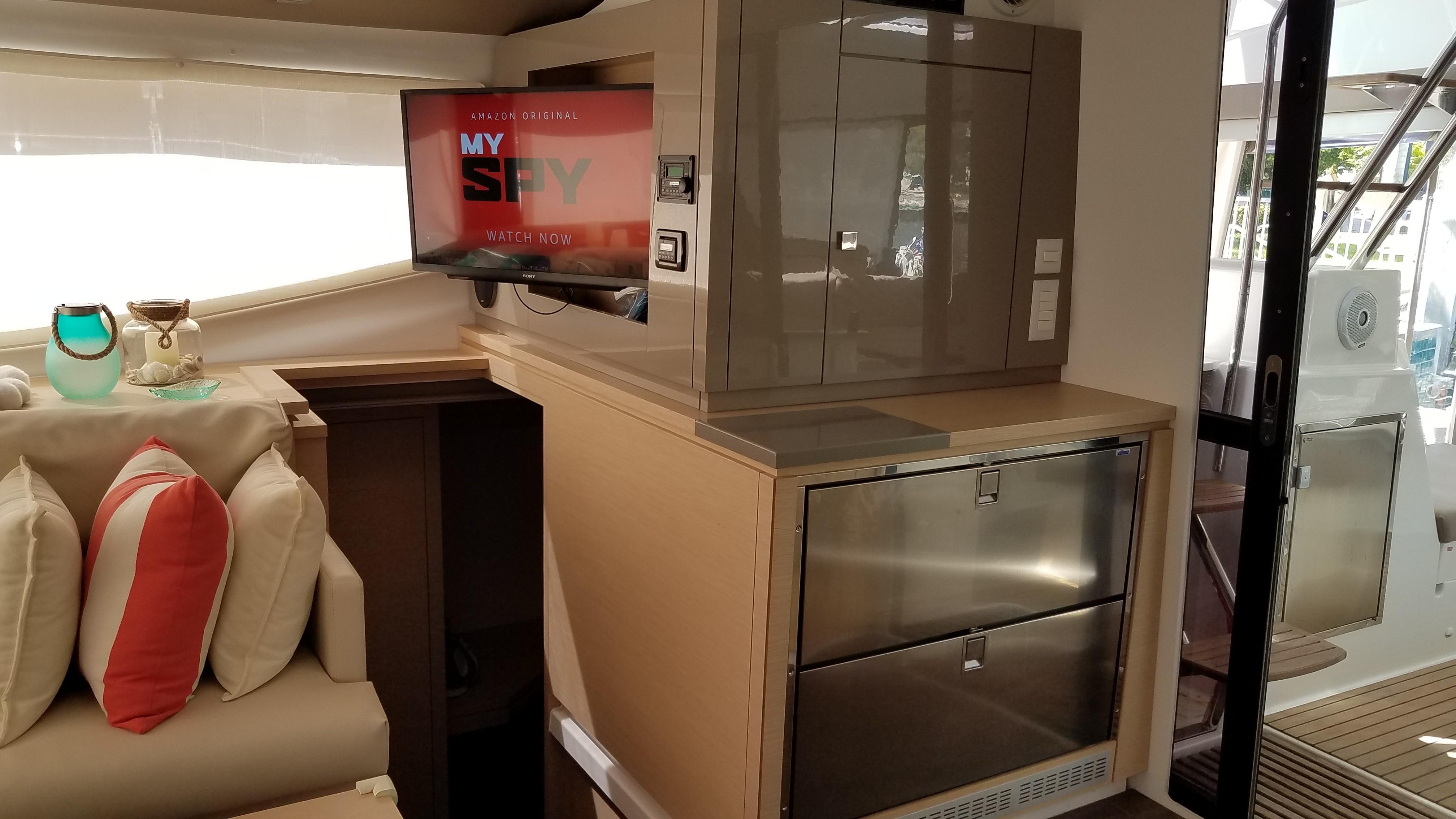 Double drawer fridge / TV in Salon