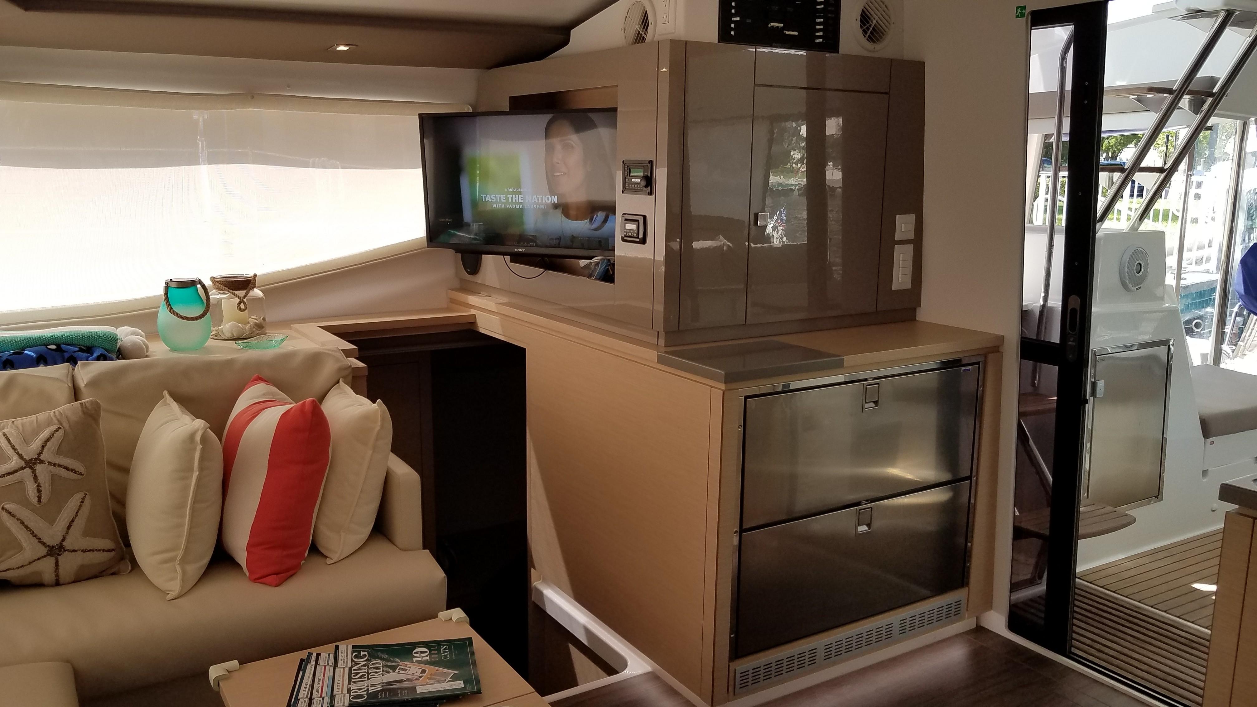 Double drawer fridge / TV in Salon