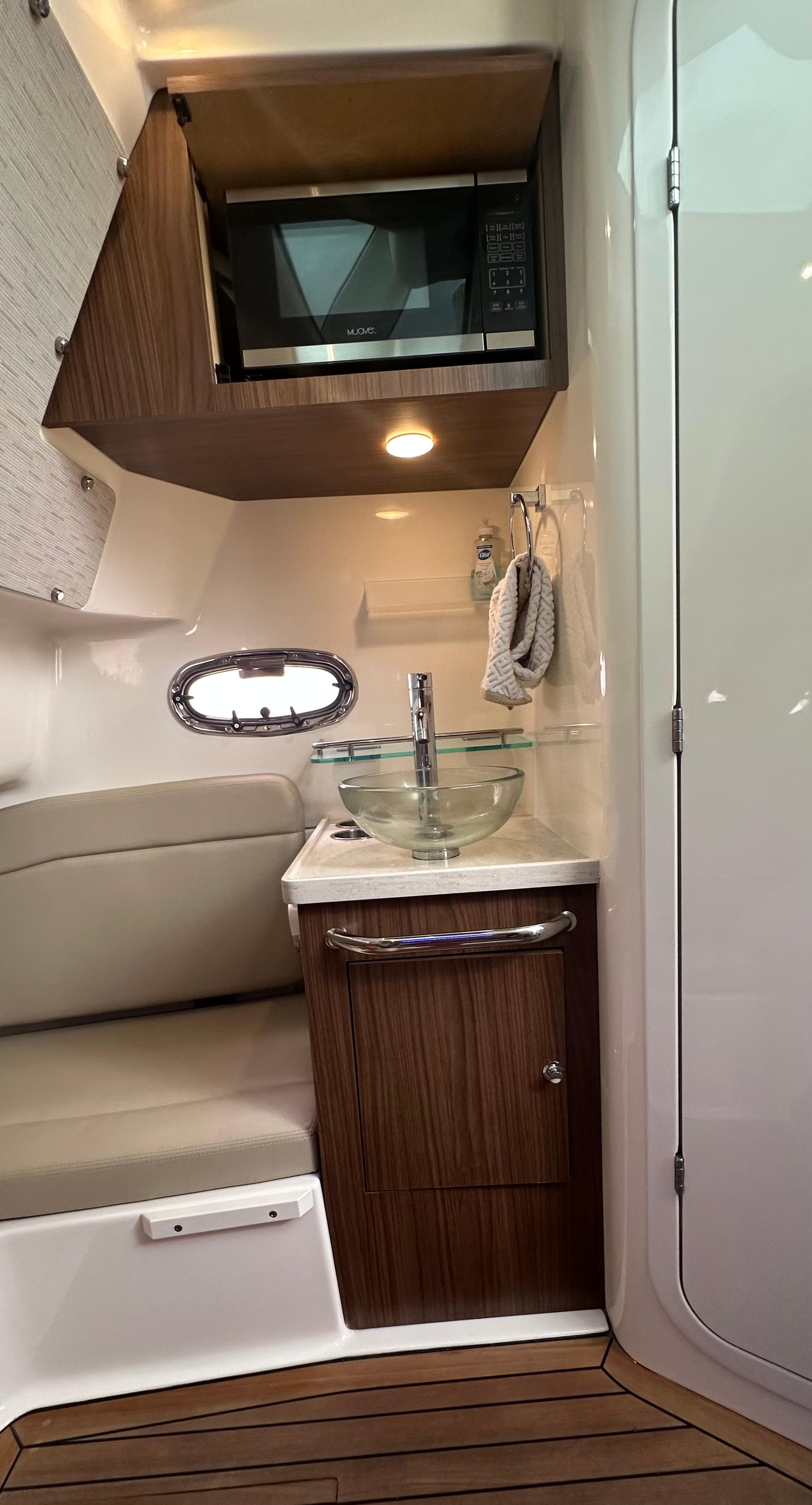 2019-boston-whaler-380-outrage-power-9843155-983719196-0-230620251657-15