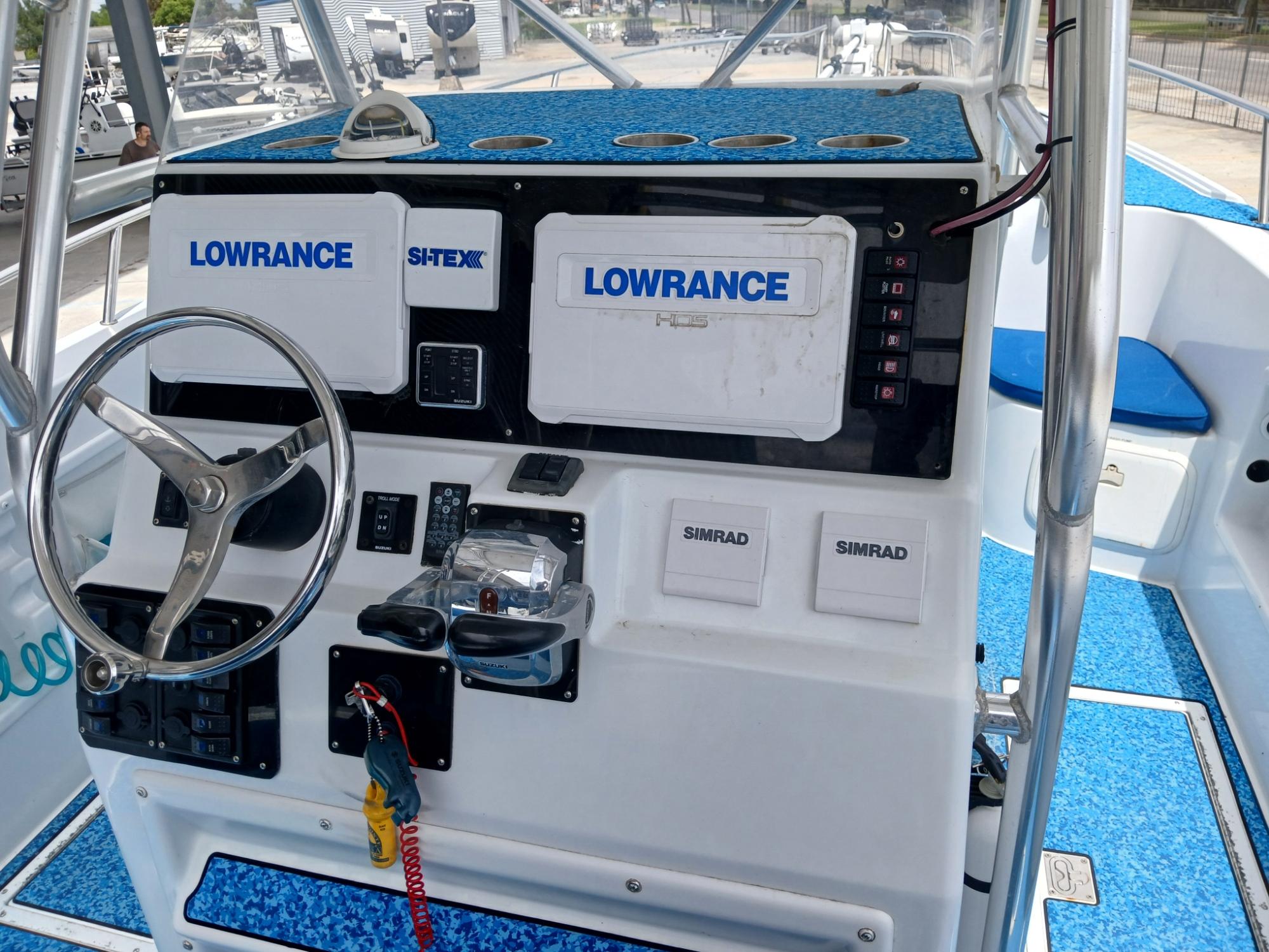 2002 ProKat 2860 Center Console boat dashboard with Lowrance and Simrad equipment.