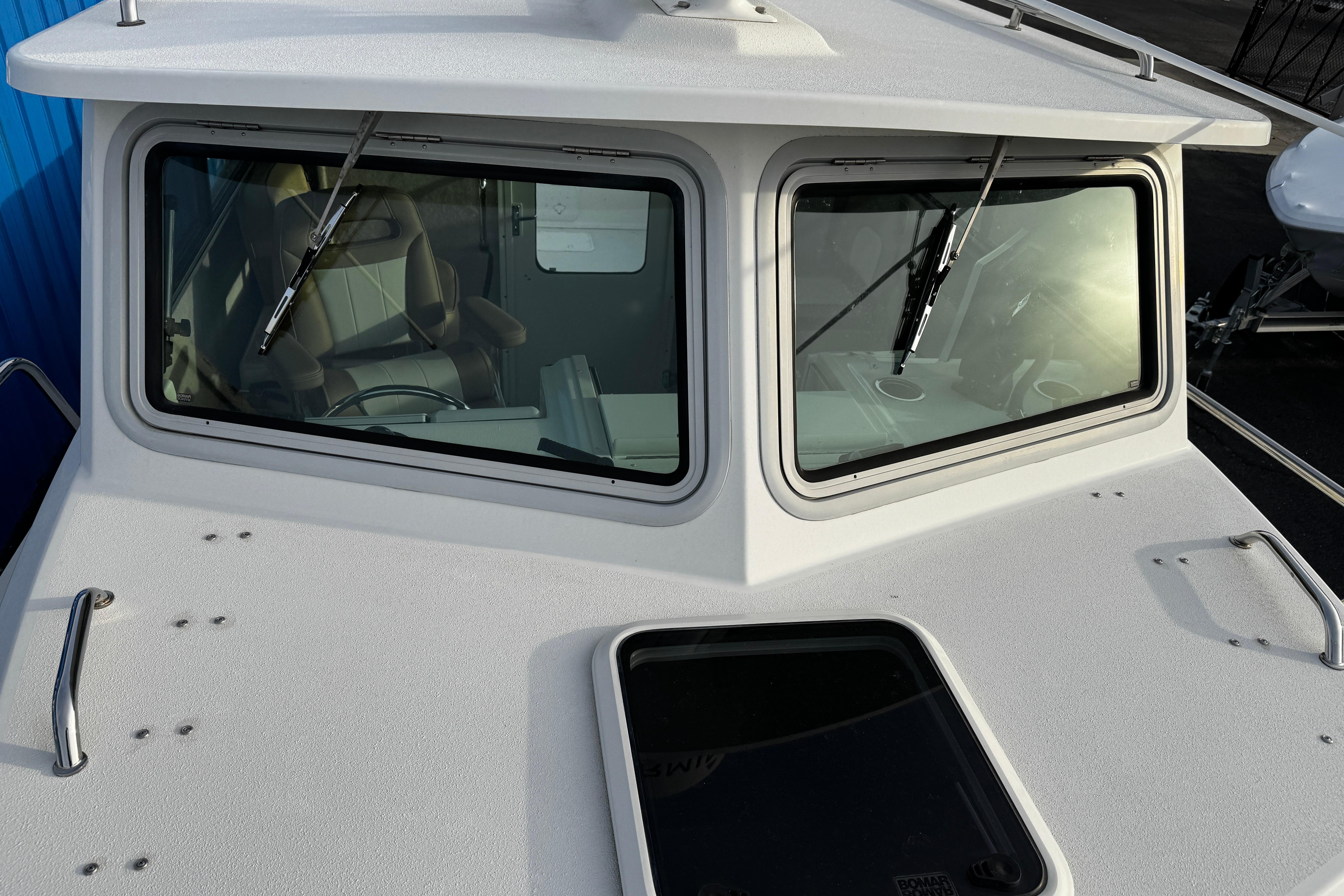 2018-parker-2520-xld-sport-cabin-power-10013106-20251113125912334-4