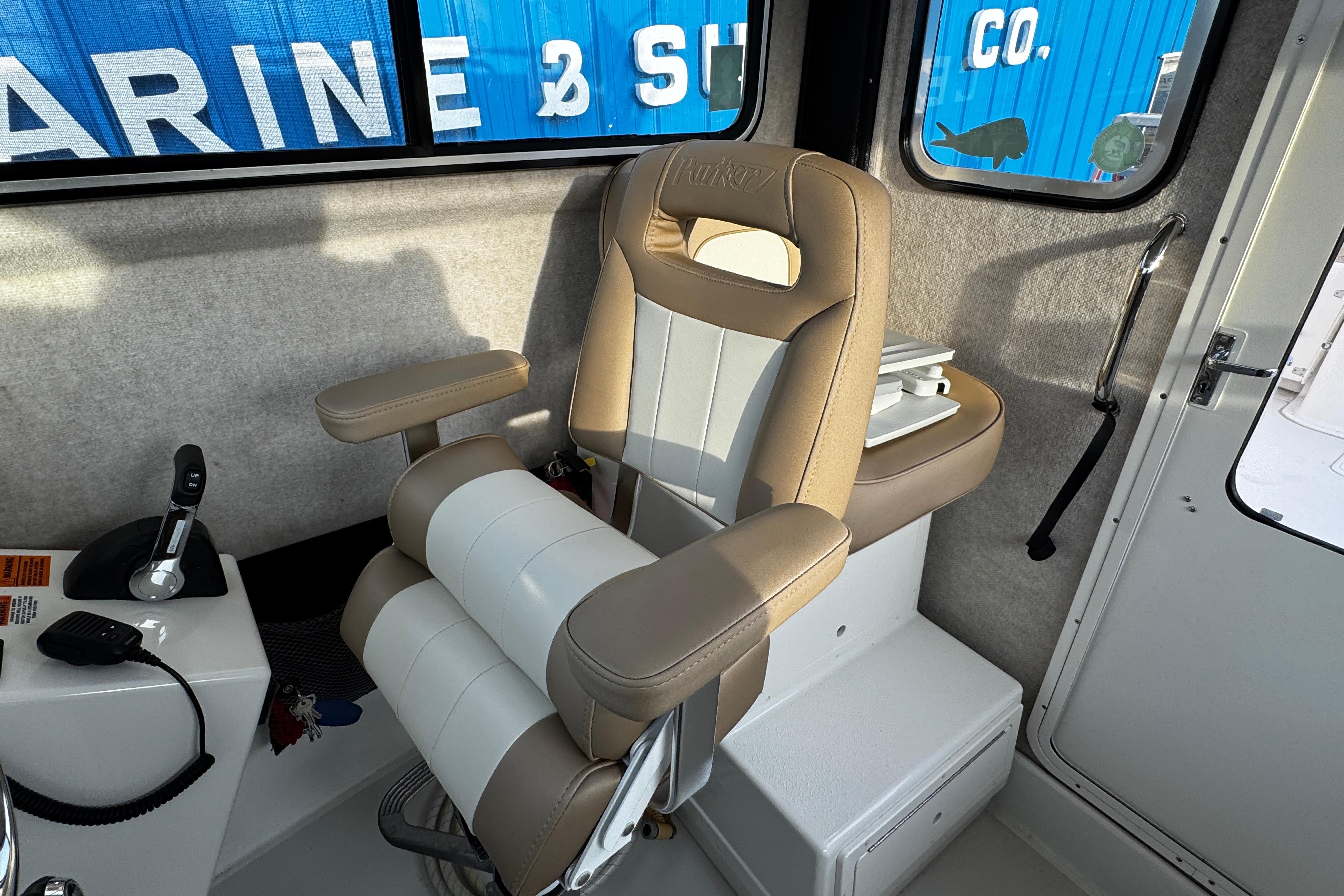 2018-parker-2520-xld-sport-cabin-power-10013106-20251113130008741-4