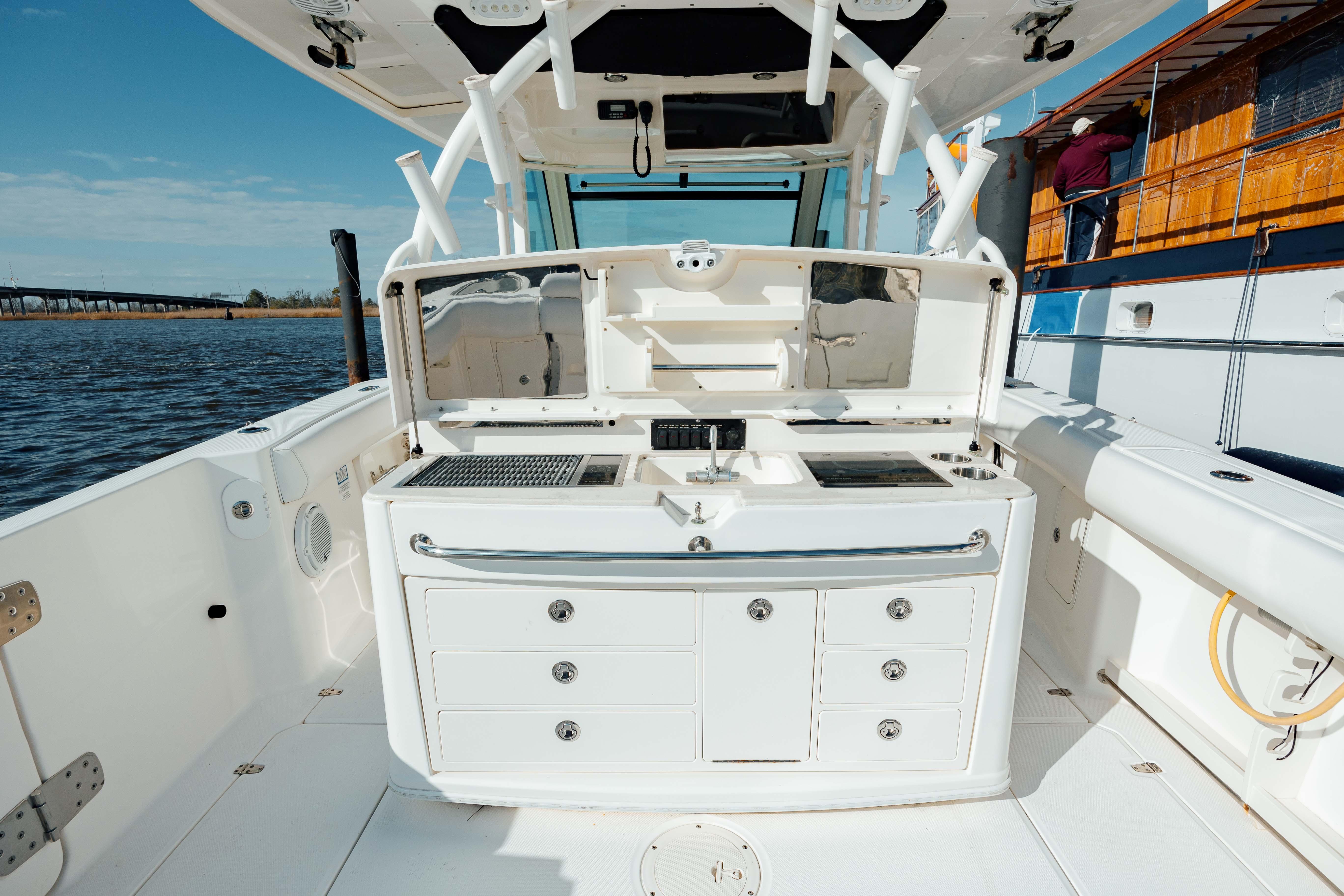 2013 Boston Whaler 370 Outrage