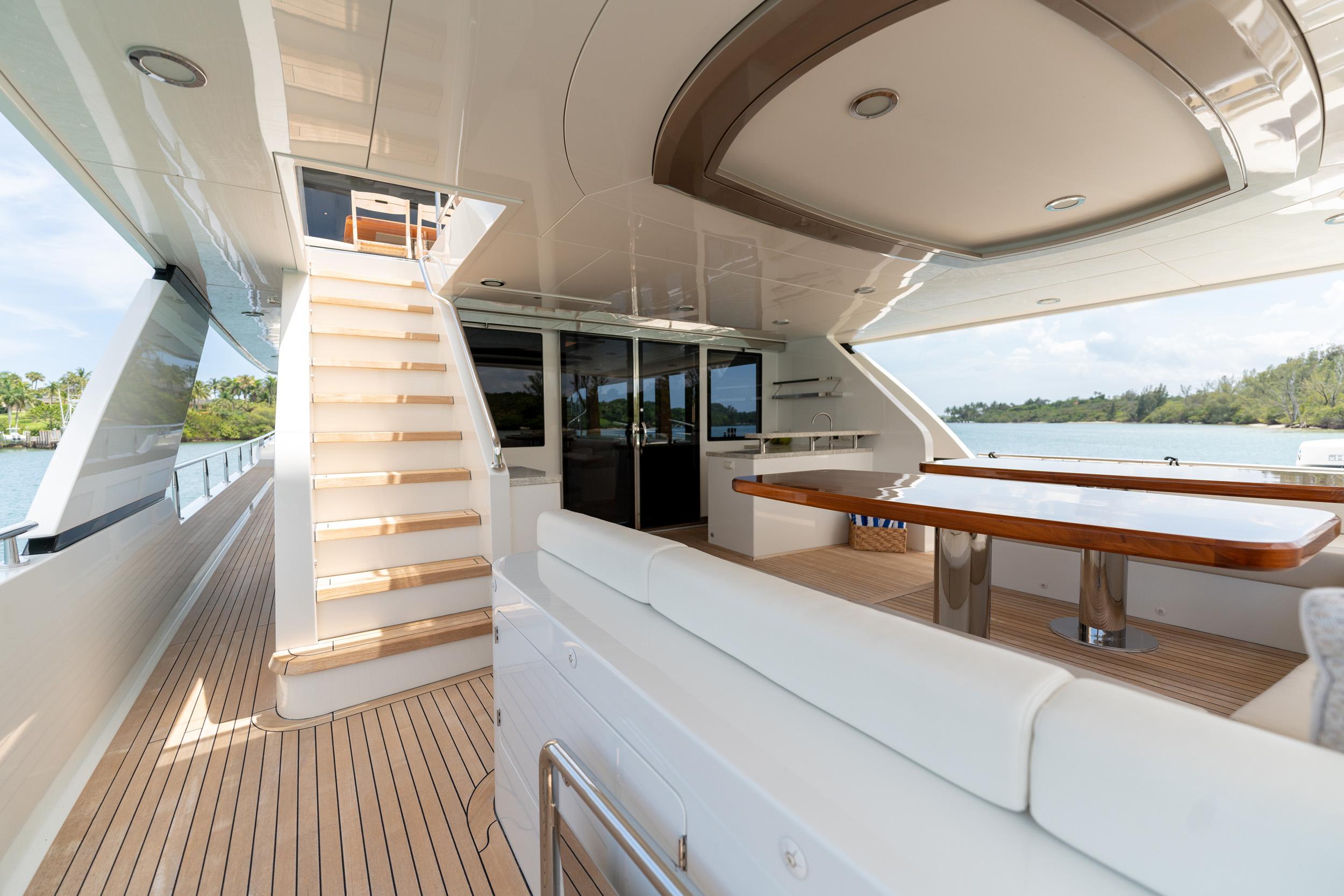 Ocean Alexander 100 Zephyr-Aft Deck