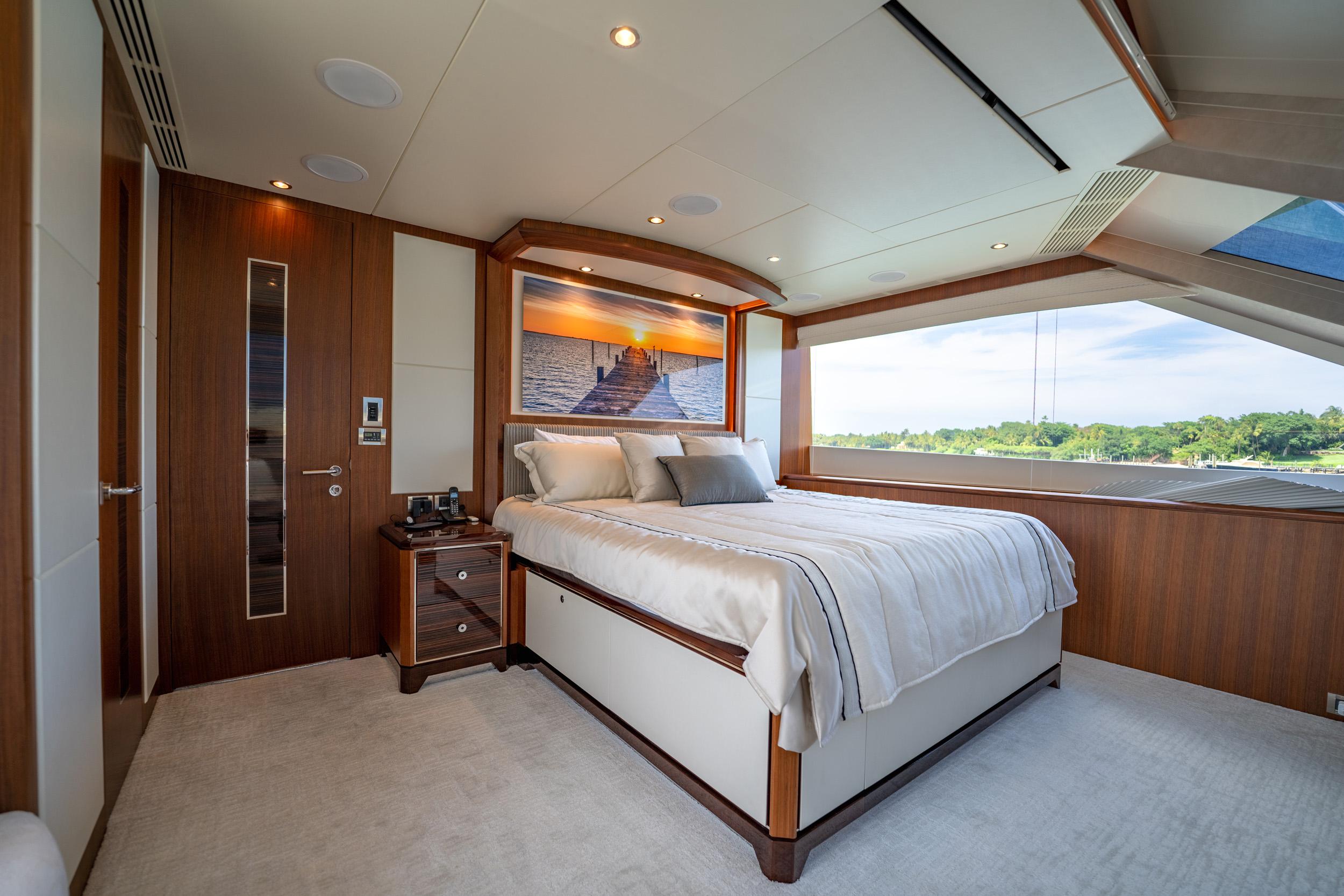 Ocean Alexander 100 Zephyr-Master Stateroom