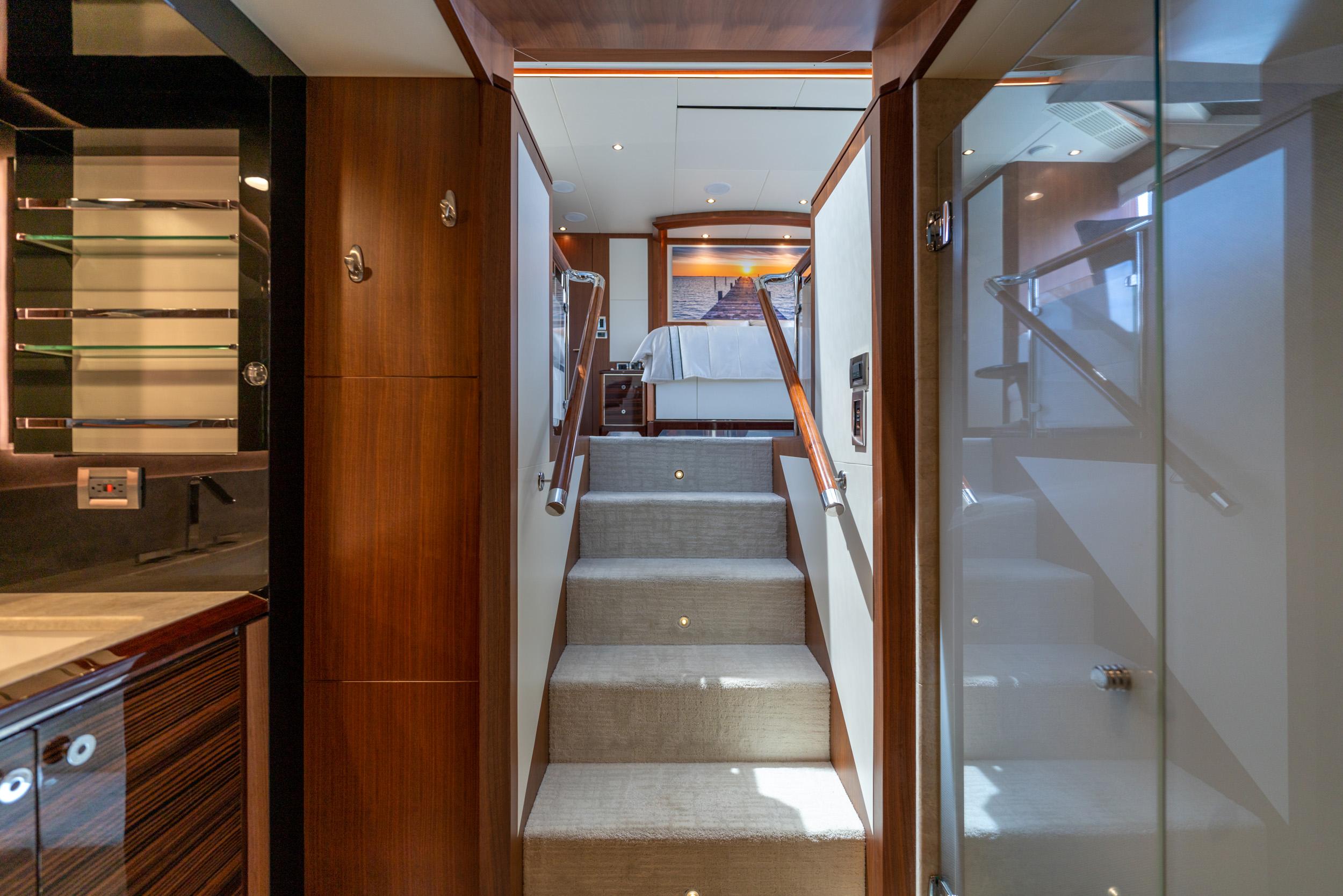 Ocean Alexander 100 Zephyr-Companionway to Master