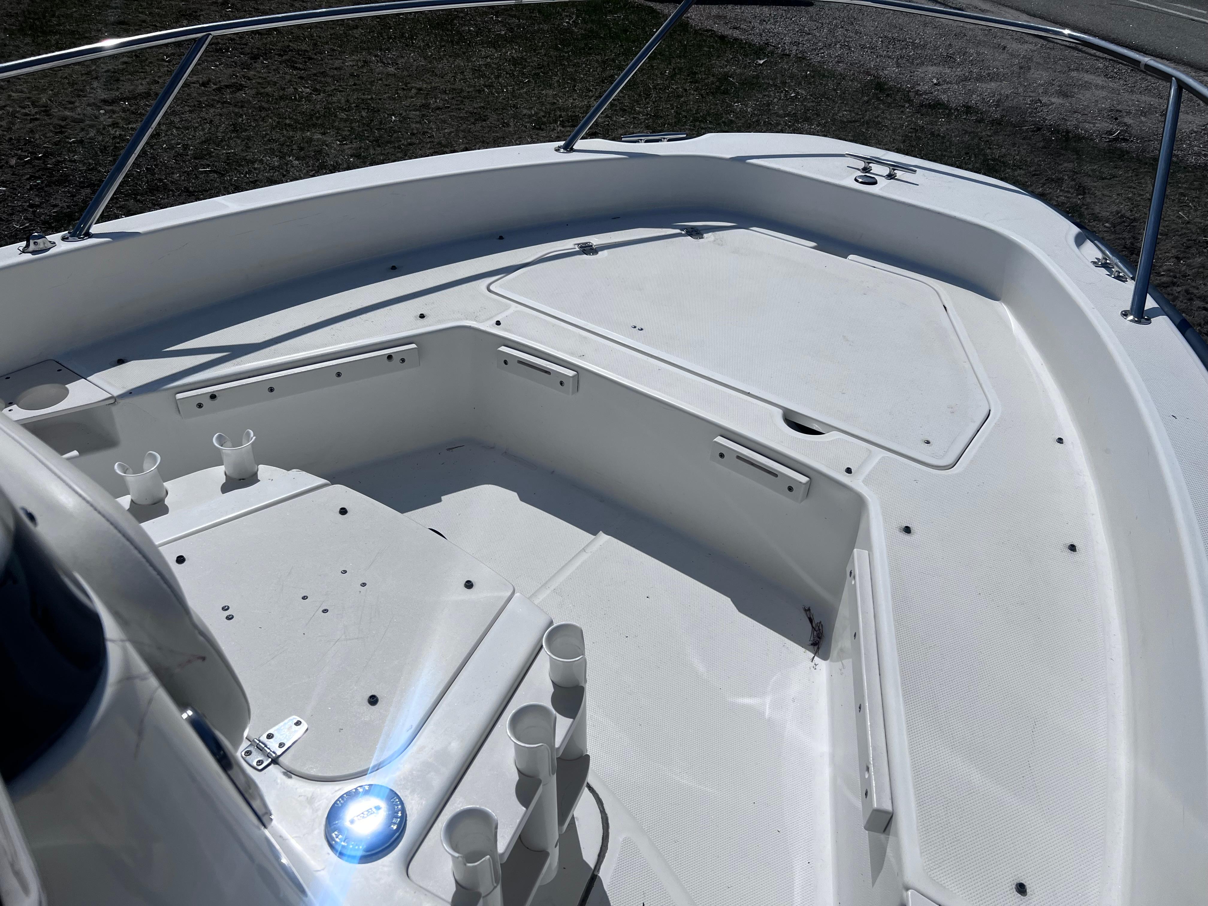 2009 Boston Whaler 200 Dauntless