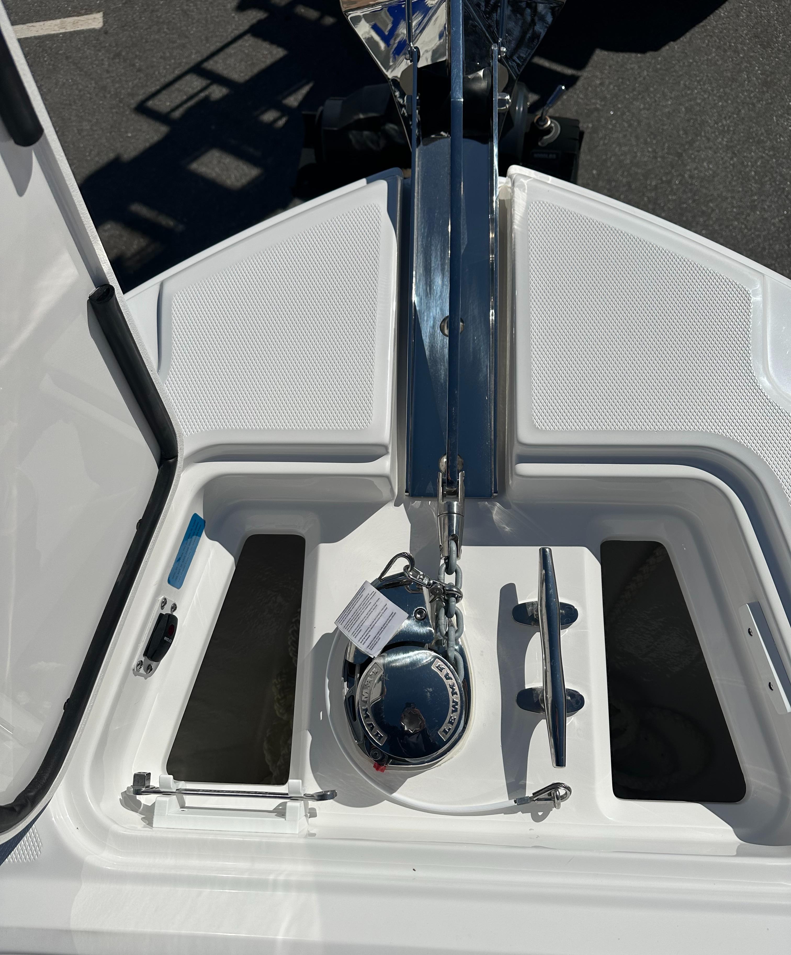 2025 Edgewater 262 Center Console-38