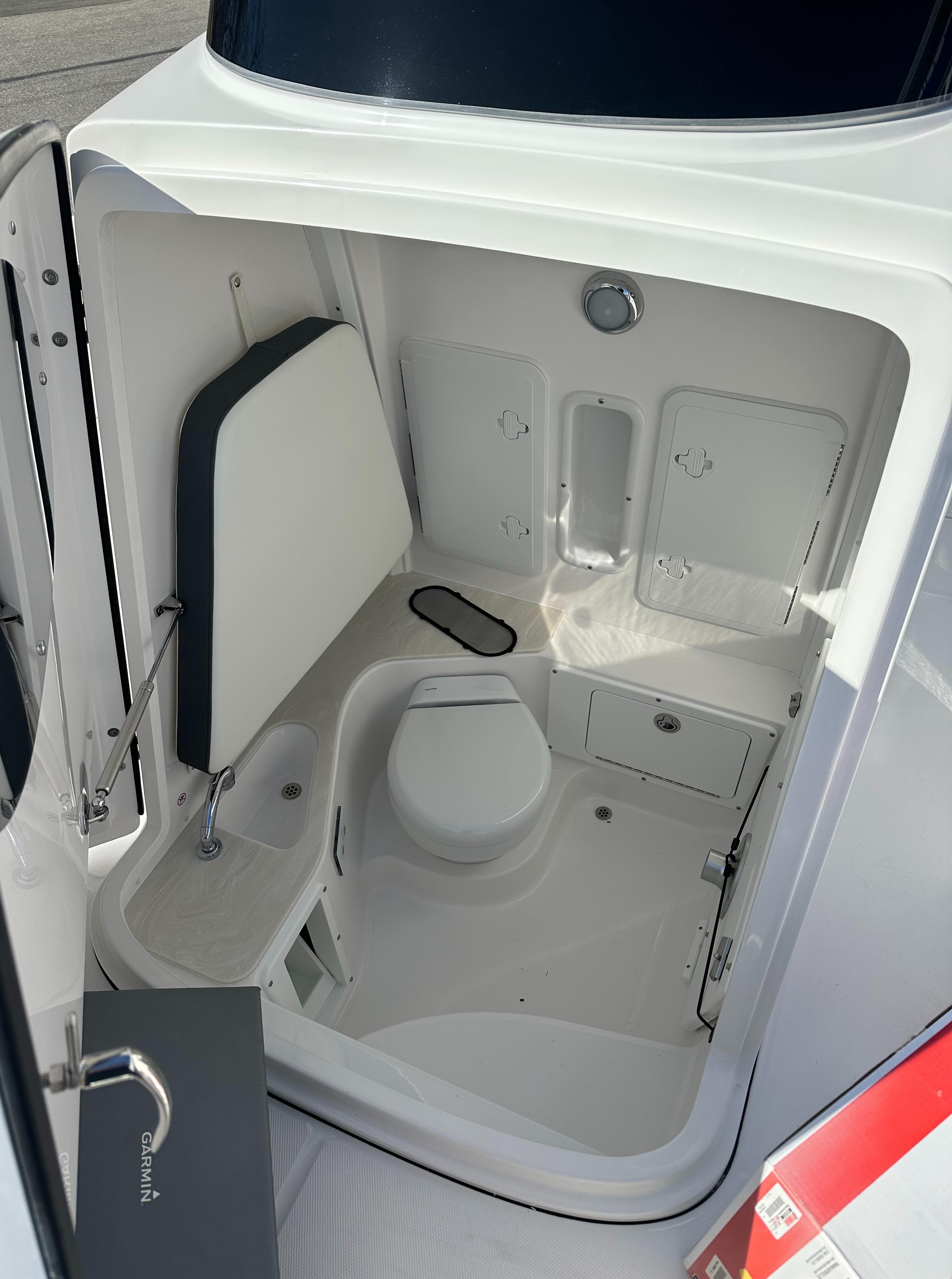 2025 Edgewater 262 Center Console-40